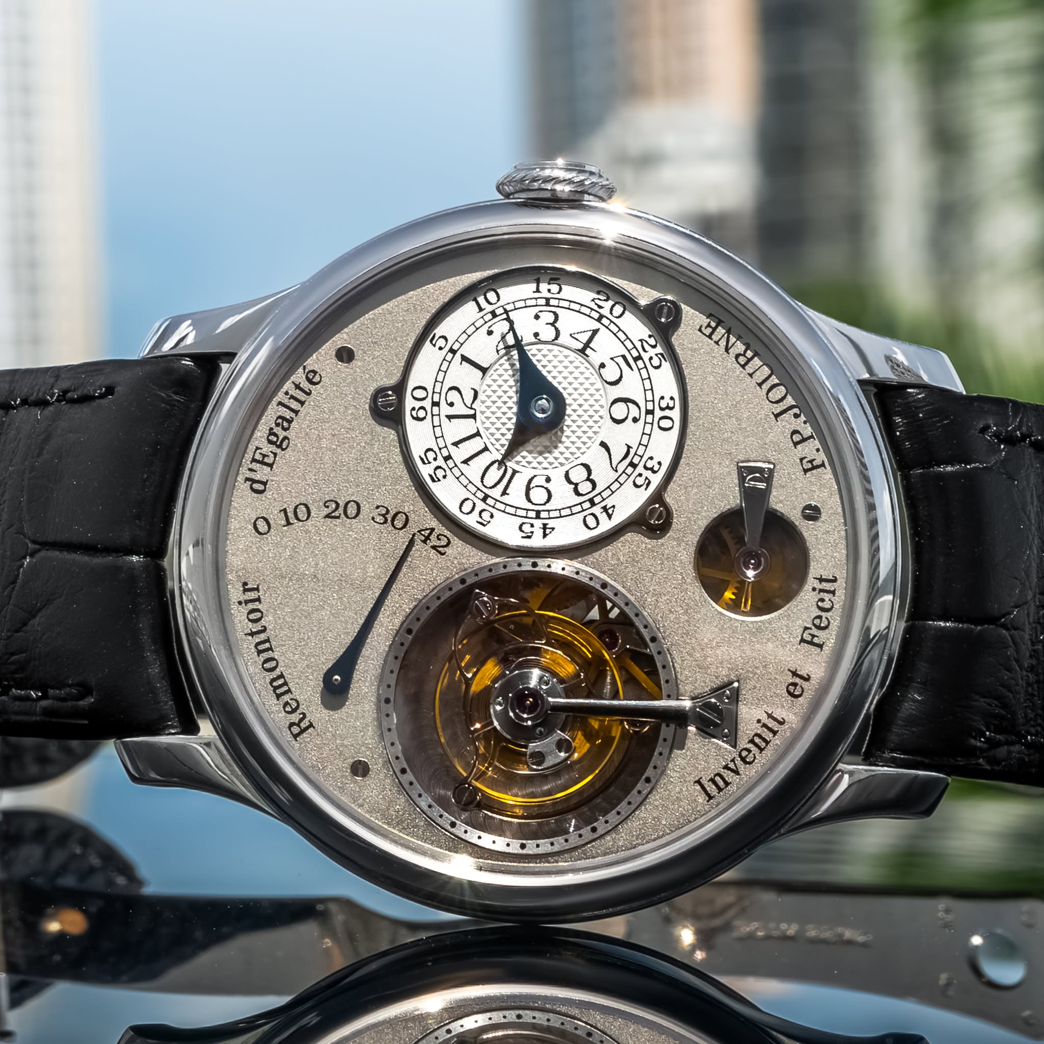 May be an image of wrist watch and text that says ' C C な س лo3иowaR 0 30 RRAOras و 35 は Fecit Eci'