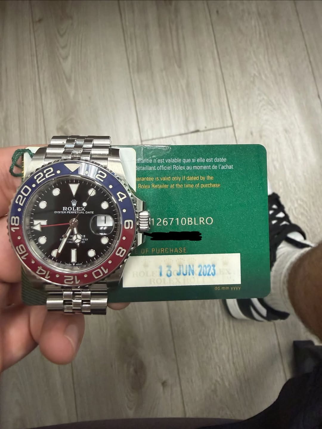 May be an image of wrist watch and text that says 'ara'teriestvablioue valable ques ielle estdatée drantie étail lantofficiel ptailatililelelaereme Fole moment td l'achat 2 R…
