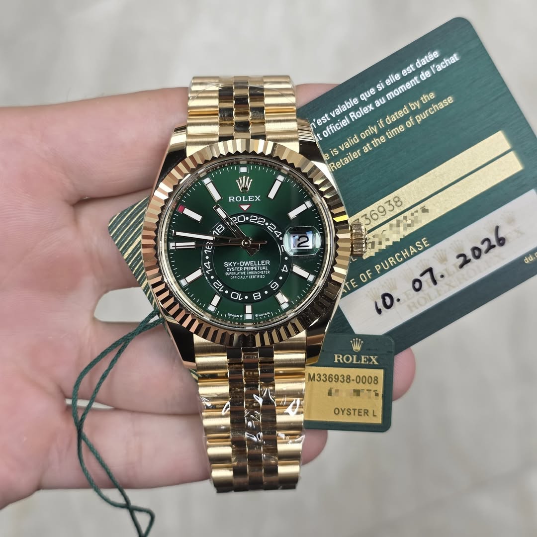 May be an image of wrist watch and text that says 'datée achat elle moment el alable Rolex que al au 'est officiel valid only time dated of fo purchase the by ytt tthe e…