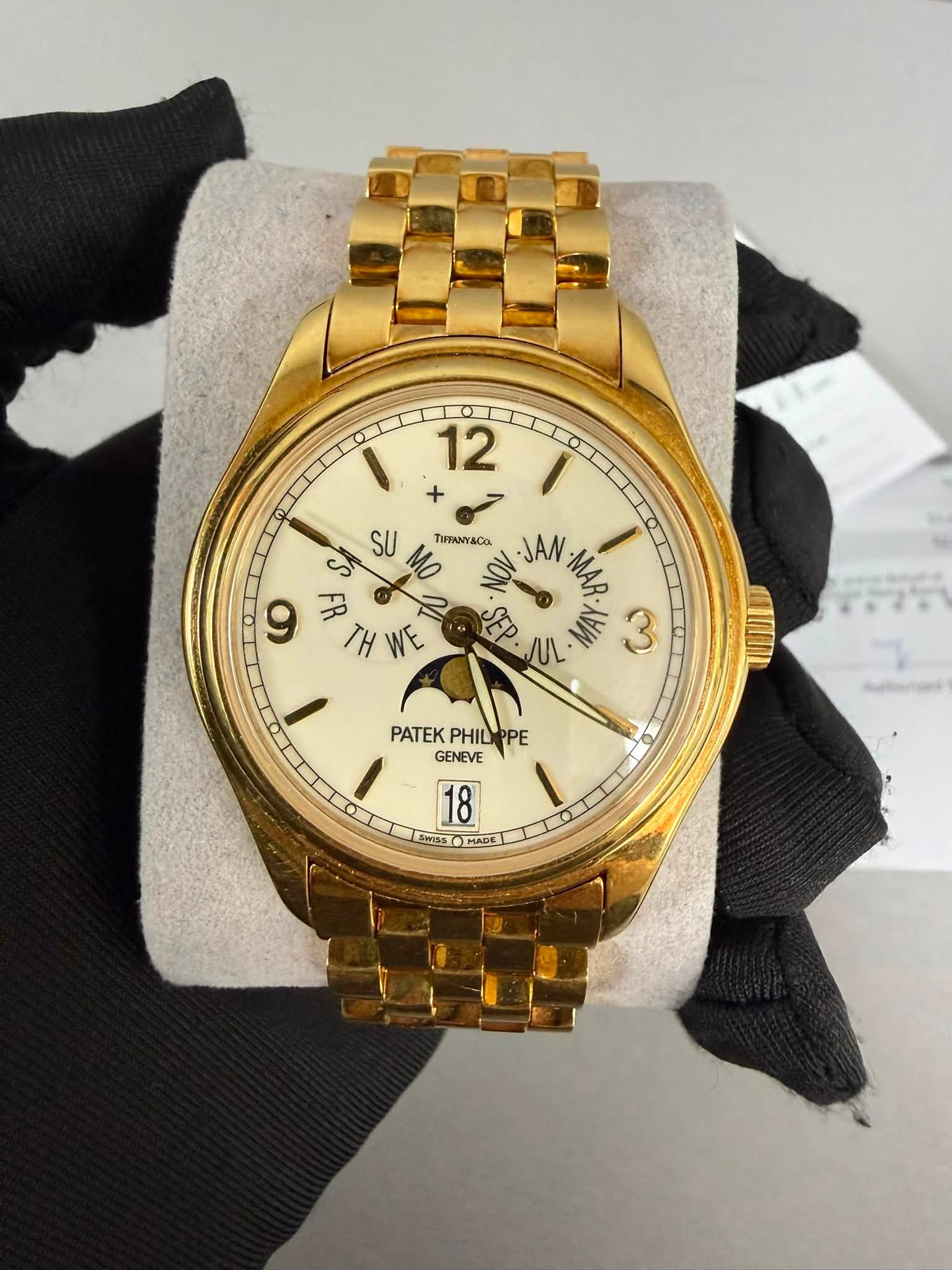 May be an image of wrist watch and text that says '0 12 ٥ ဖို SU S 9 THWE TH M TP TUFANYACO JAN MAR 월 UL 자 ل II 0 PATEK PHIL ATEKPHILIPPE PHILIPPE GENEVE 18 Sw3s0) HADE o'