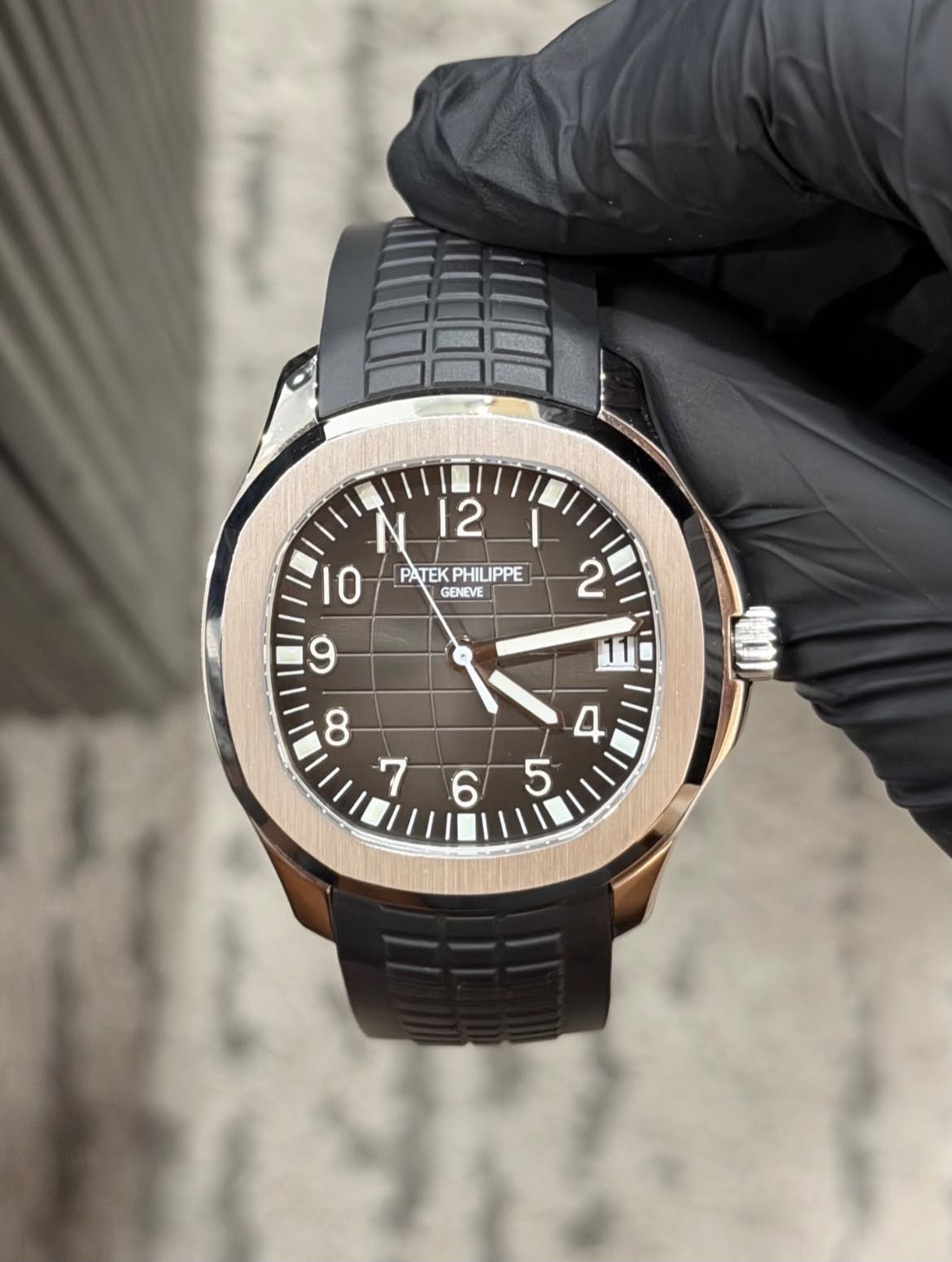 May be an image of wrist watch and text that says '12 0 ۱ PATEKPHILIPPE PATEK PHILIPPE GENEVE '