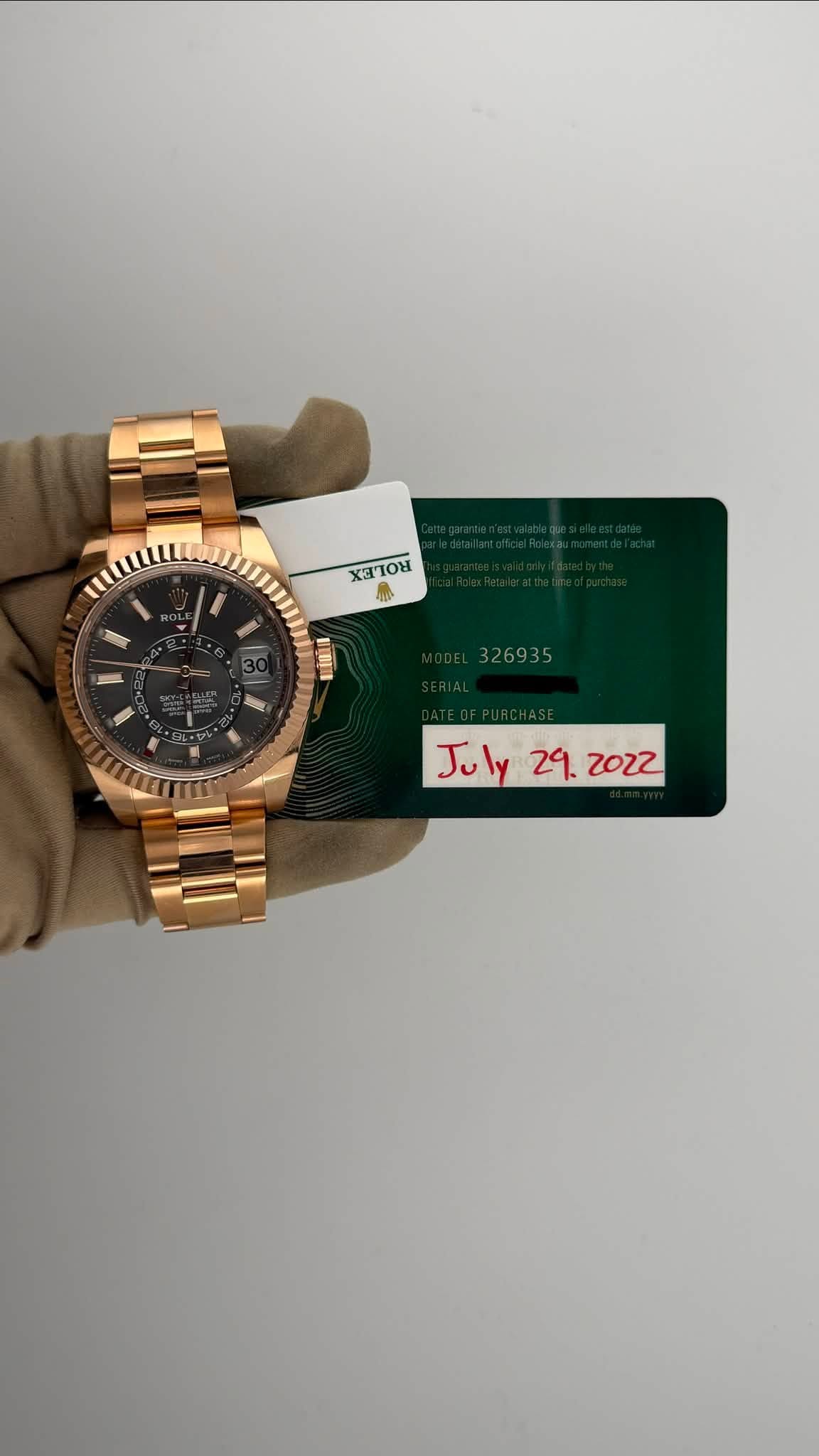 May be an image of money, wrist watch and text that says 'x3ToH 30 新期 326935 July July29. '