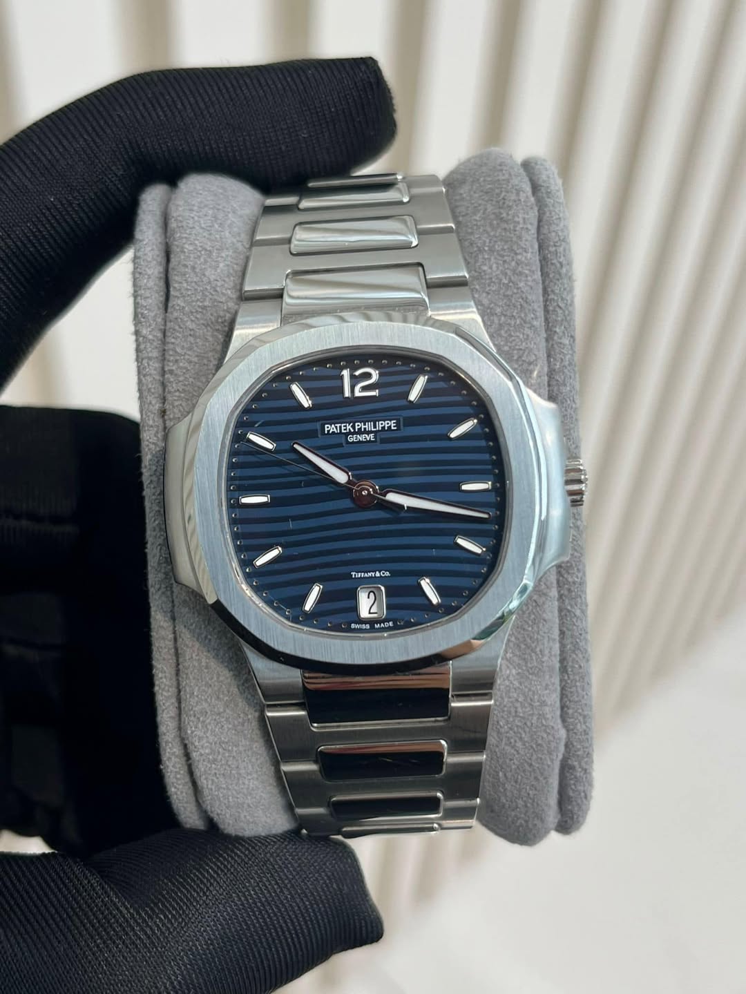 May be an image of wrist watch and text that says '12 I PATEKPHILIPPE PHILIPPE PATEK GENEVE GENEVE 0 AMTCB 2 SW飲 ADE'