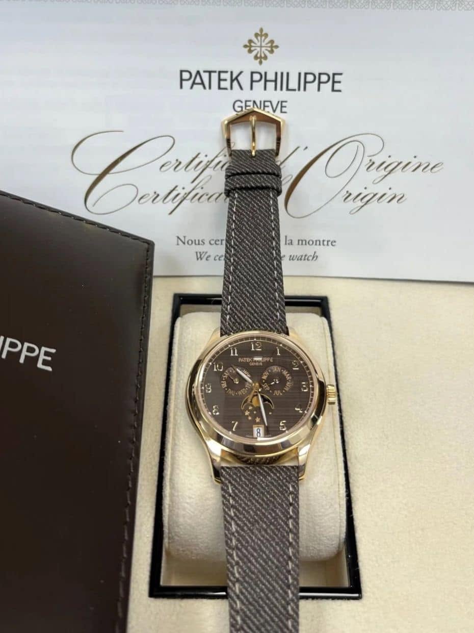 May be an image of wrist watch and text that says 'KOTAsT ኢየክክክባ. PATE PATEKPHILIPPE PHILIPPE GENEVE Car Dertificar Oraine rigin Nous cer We ce la montre watch PPE 12 18 3 AIO 5 8'
