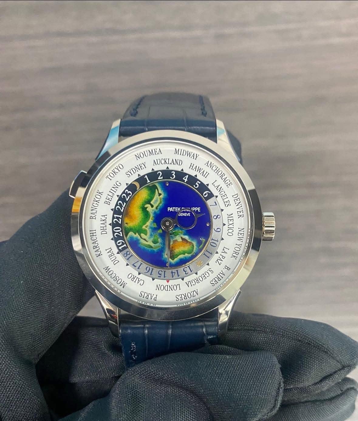May be an image of map, wrist watch, timer and text that says 'PATEKHL PPE ENEVE NOUMEA AUCKLAND MIDWAY TOKYO SYDNEY 3 HAWAII 시>대요제세도 ANCHORAGE BANGKOK 22 BEIJING 23 5 LANGELES…