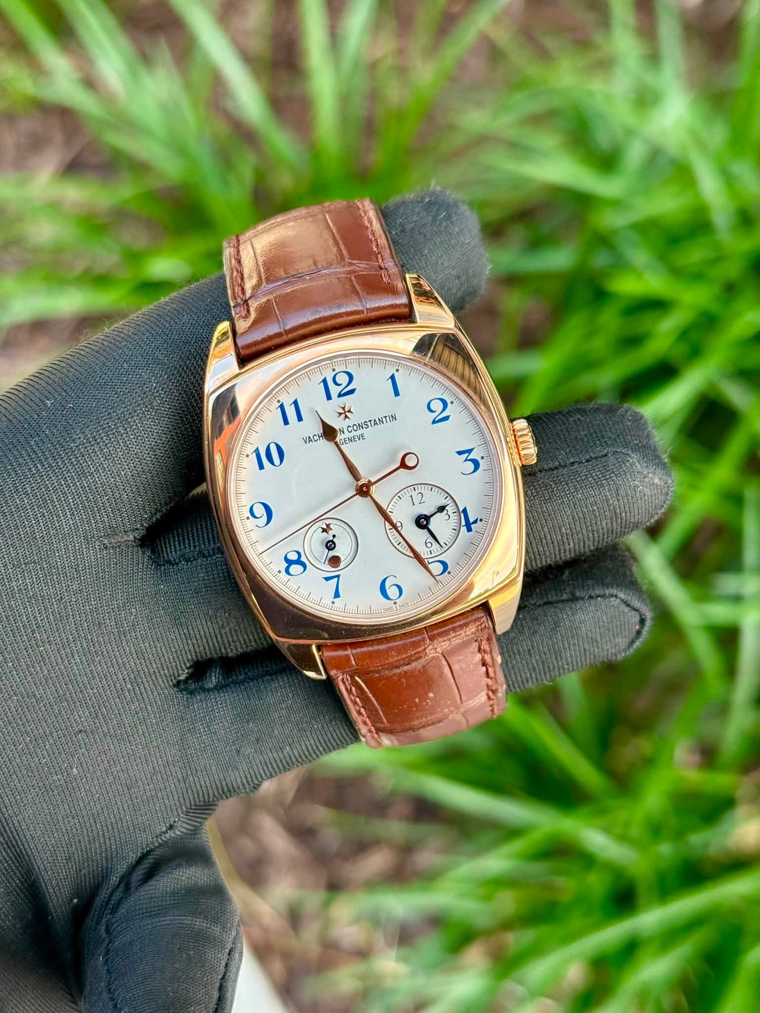 May be an image of wrist watch, leather and text that says '12 1 11 NCONST NCONSTANTIN GENEVE NEVE 2 10 VACH 12 2 2 L 1 - X ሞጣ 9 8 S 6 ٥ 6'