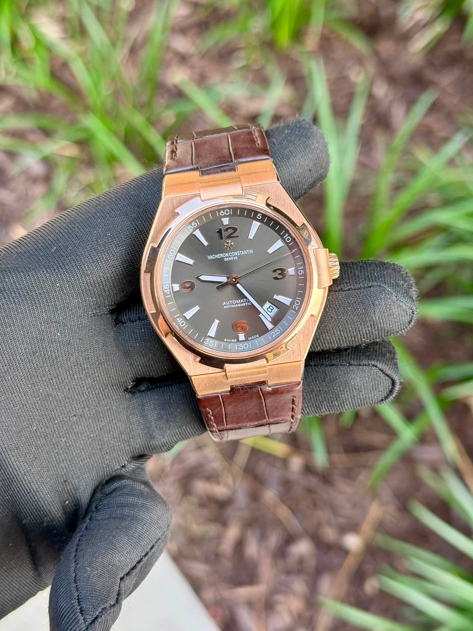May be an image of leather, wrist watch and text that says ' N VRCHERO BERONCONSTANTIN | AUTOMATI OV Paas FeA MADS 301 125'