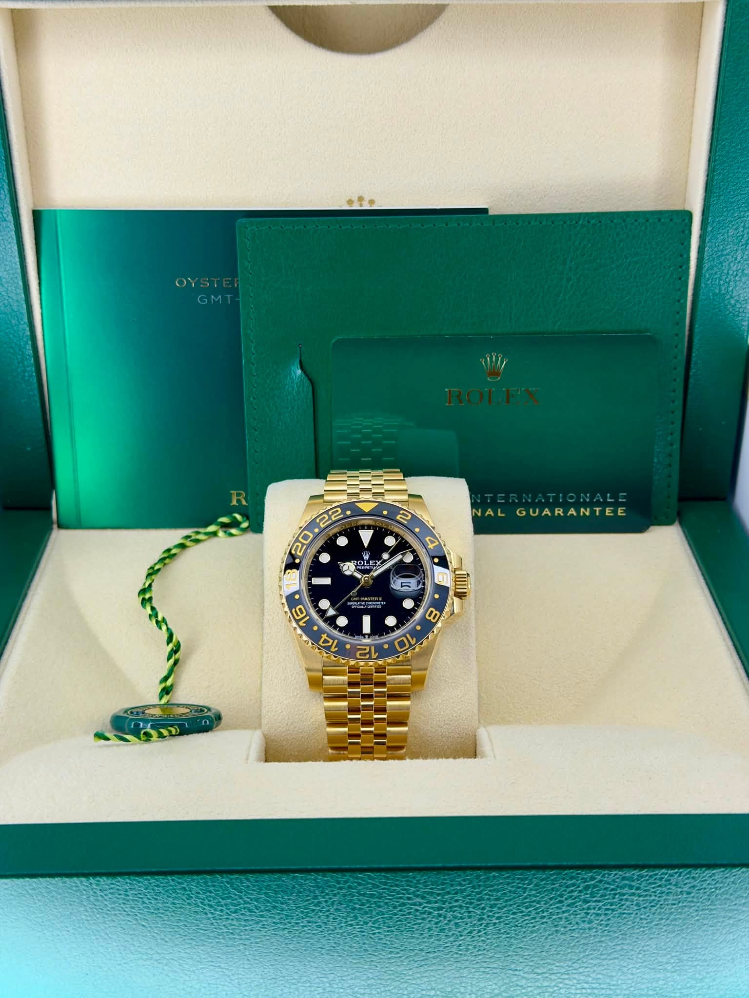 May be an image of wrist watch and text that says ' NATIONALE NAL GUAR GUARANTEE S 3 얼~바 F i TII 然'