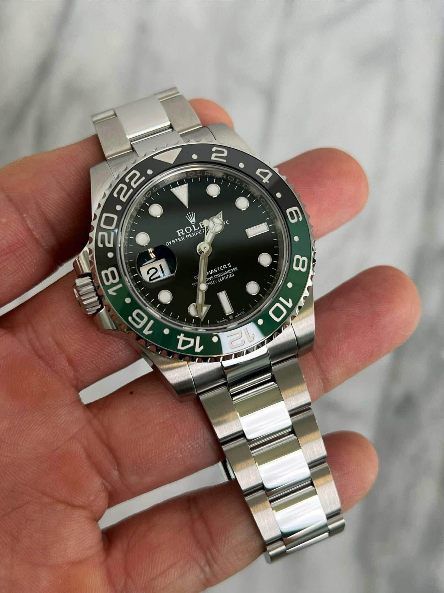 May be an image of wrist watch and text that says '2 ROL YSTERPERP PERPET YAIKN MNN 18 16 H 2 α MASTERE 8 14 10 ហោង C'