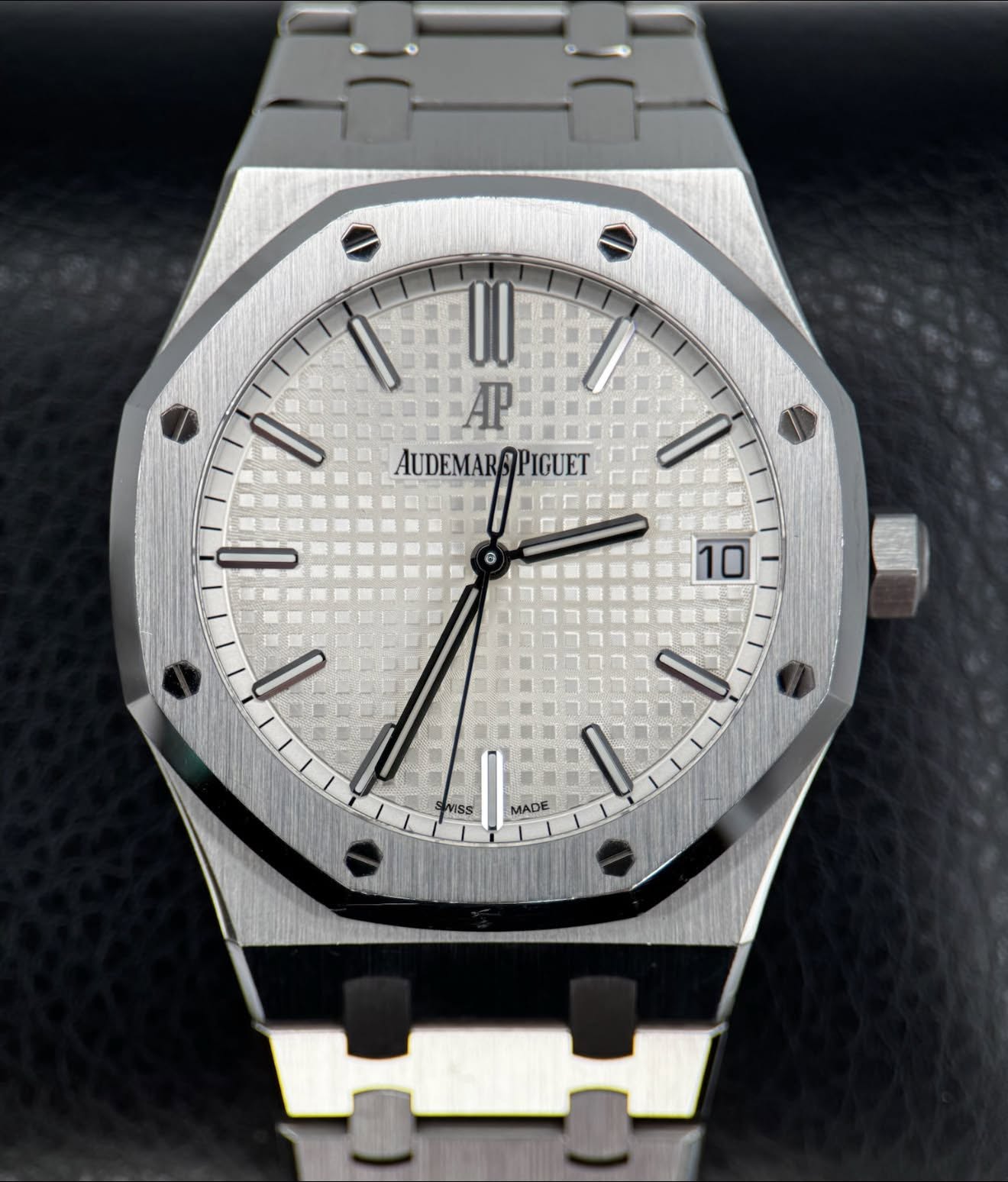 May be an image of wrist watch and text that says 'AP AUDEMARAPIGUET SPIGUET AUDEMARS D MADE'