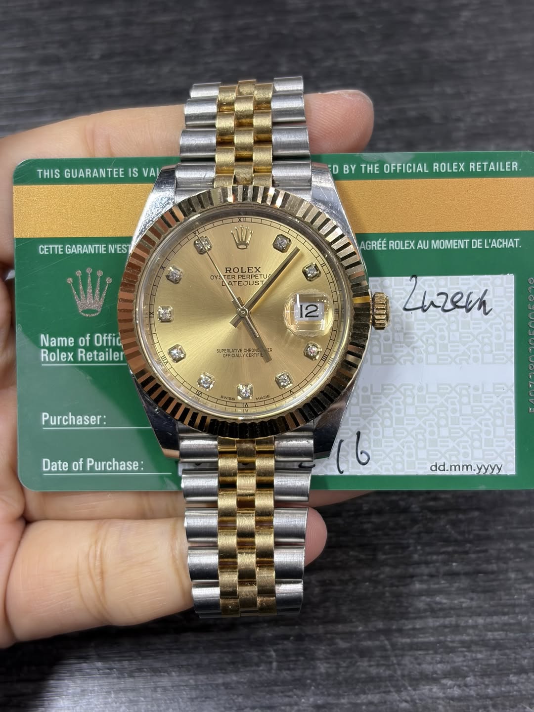 May be an image of wrist watch and text that says 'THIS GUARANTEE THISGUARANTEEISVA! IS VAY :OBYTHEFFICIALROLEXRETALER. D BY THE OFFICIAL ROLEX RETAILER. CETTE TEGARANTIEN'ES…