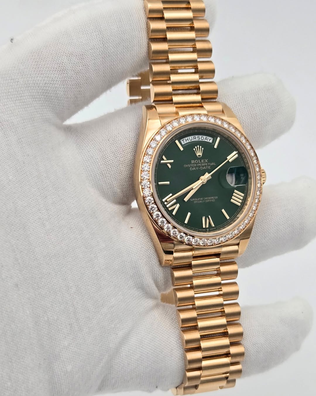 May be an image of wrist watch and text that says 'THURSDAY DAY ROLEX In DAY-DA AY-DATE א I ۱۱ 좋은 IIII ١ I /'