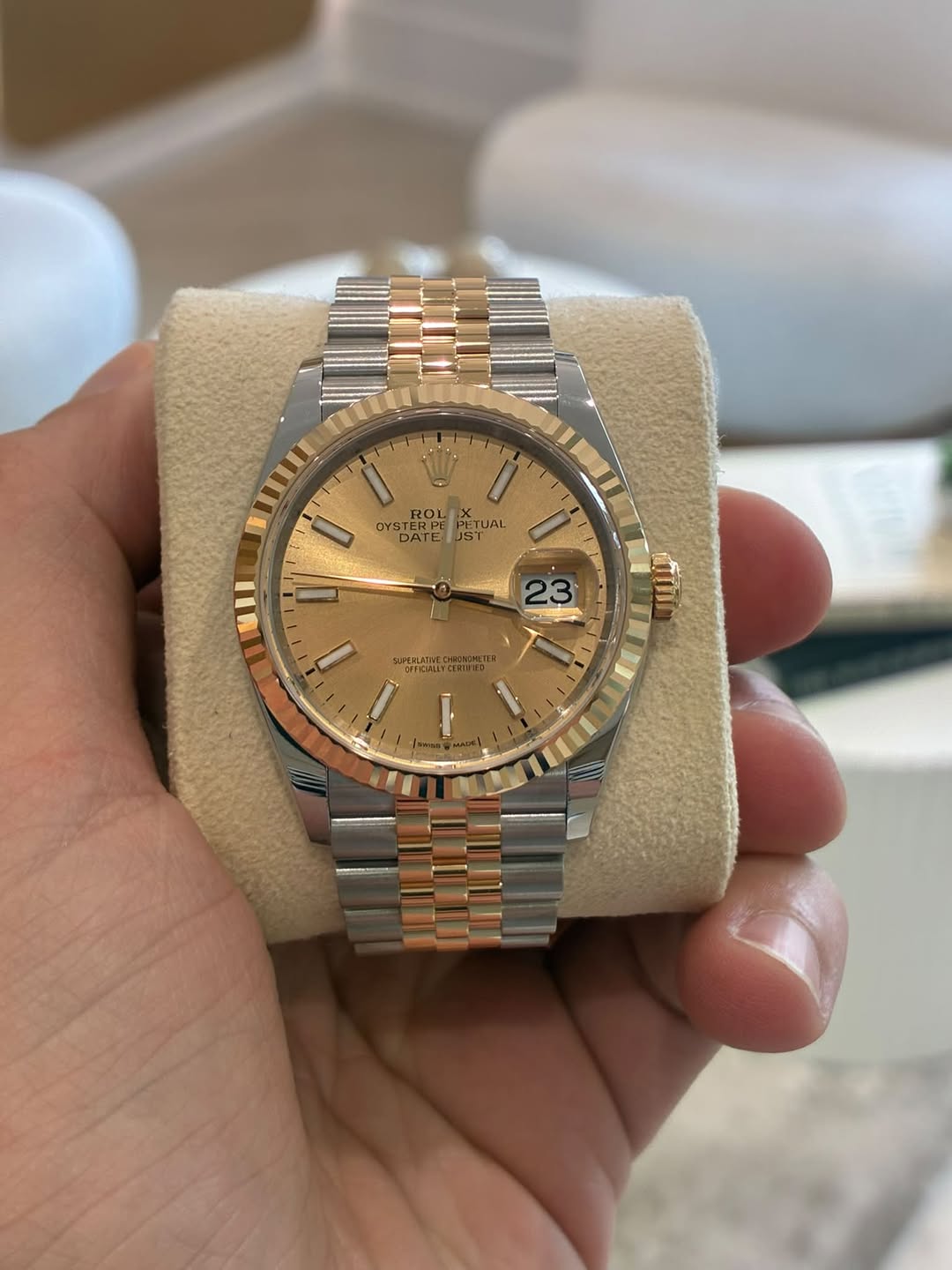 May be an image of wrist watch and text that says 'ROL 1 PETUAL UAL DATE TER UST I MII حيم अ A'