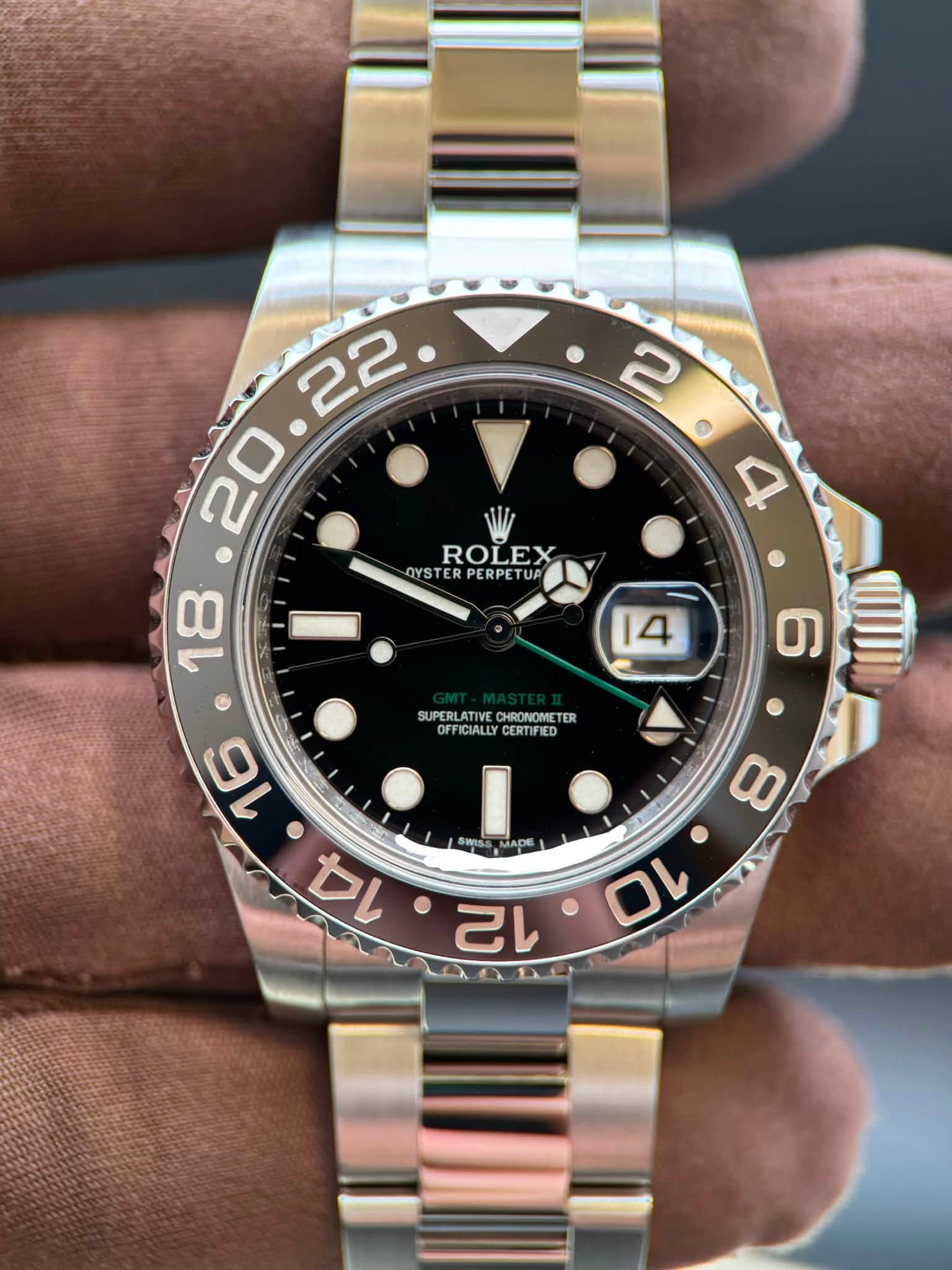 May be an image of wrist watch and text that says '2 4 ၀ . ROLEX OYSTERPERPETUP ETU QYST OYSTER 18 14 SUPERLATIYEORONOWETER SUPERLATIVE CHRONOMI SUPERLATIVECHRONOMET TER OFFICIALLY…