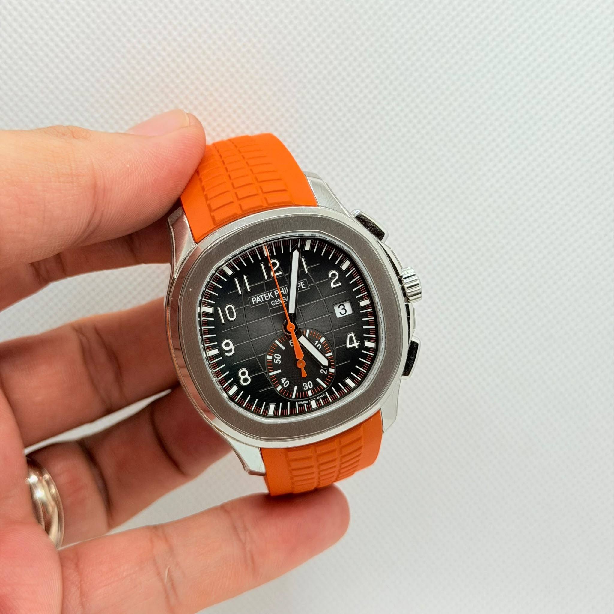 May be an image of digital watch and text that says 'E 2 PATEKP 10 PE a و 8 N 3 30'