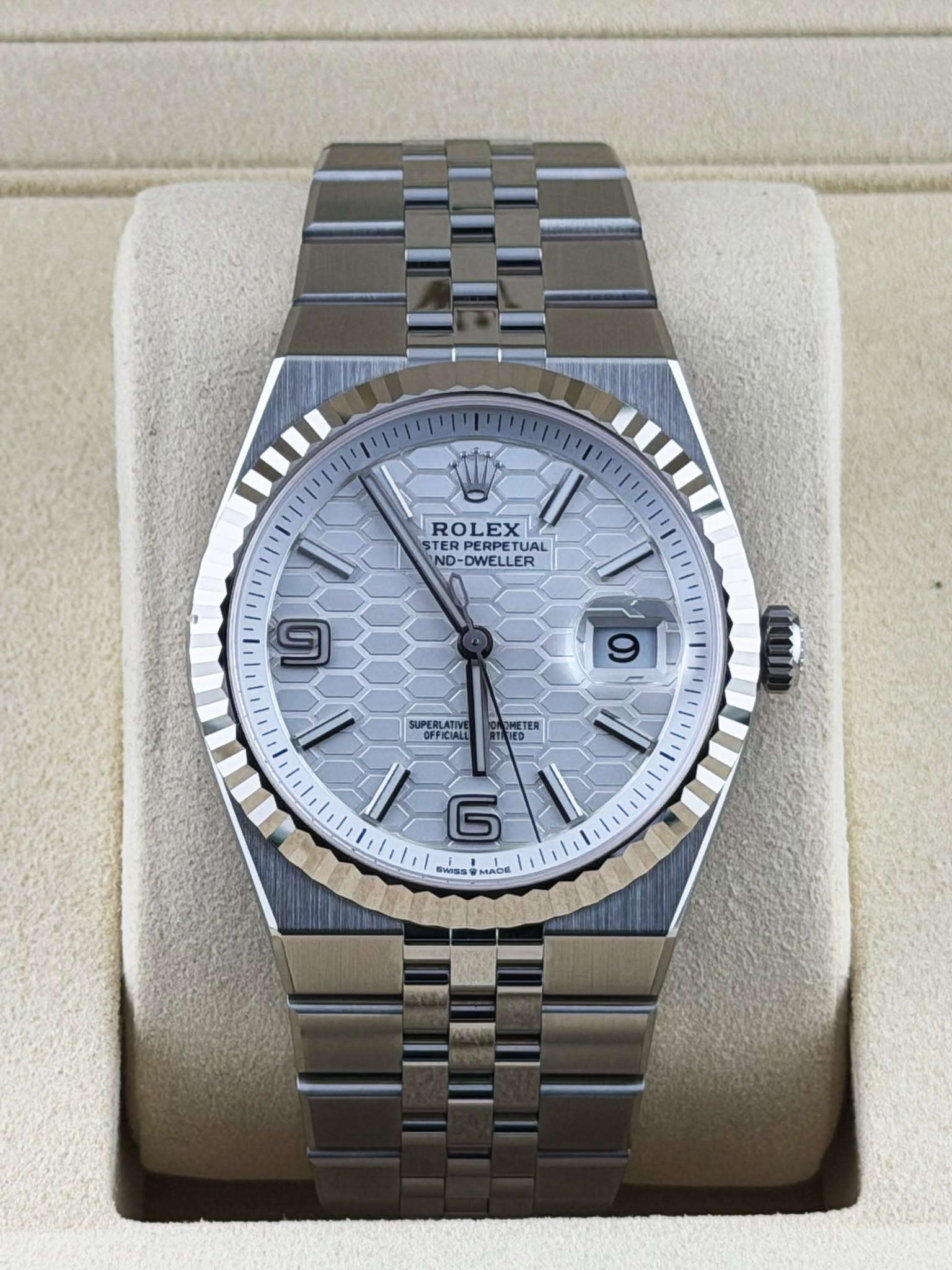May be an image of wrist watch and text that says 'W ROLEX STER RPERPE TUAL ND- DWELLER ER POLEETUAL R 9 9 9 SUPERLA SUPERLATIV LPERLANIYE OFFICIALL 1ED Il G1 G 1/ 8W5S MACB lod…