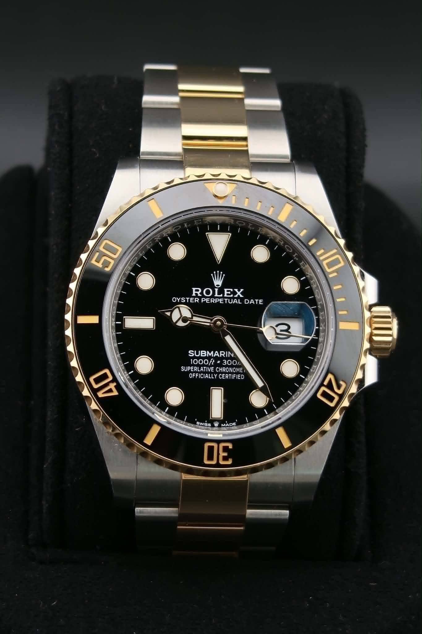 May be an image of wrist watch and text that says '50 ROLEX OYSTER OYSTERPERPETUALDATE PER PERPETUAL DATE 10, 3 SUBMARIN. 1000ft SUPTOE ลิลลง 300 300 PERLATIVE CHRONOME CHRONOME…