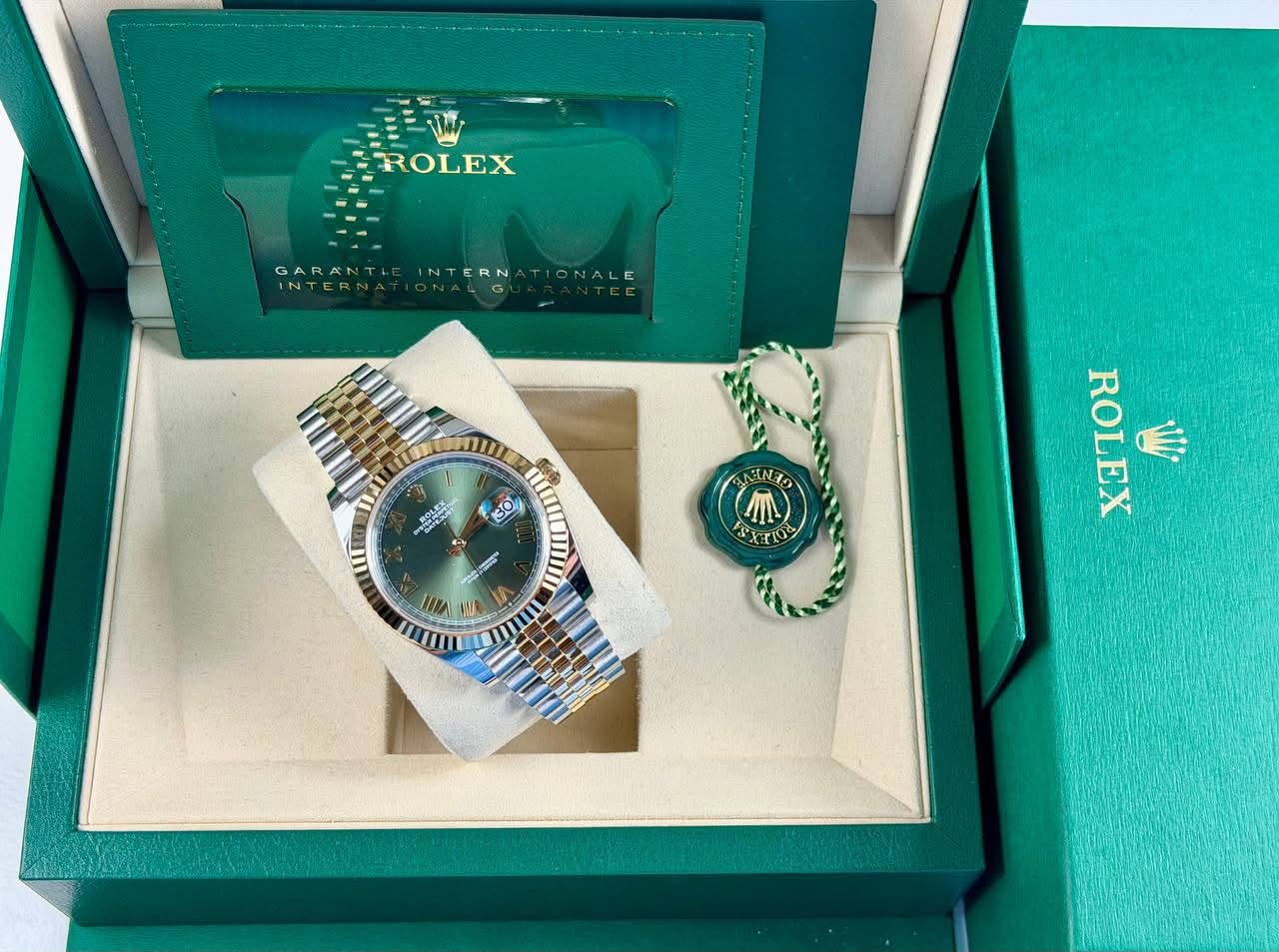 May be an image of wrist watch and text that says 'ROLEX GARANTIE GARANTIEINTERNATIONALE GARANT INTERN NALE и DADIG O AIN 不 소그타어 VAN ROLEX V:'