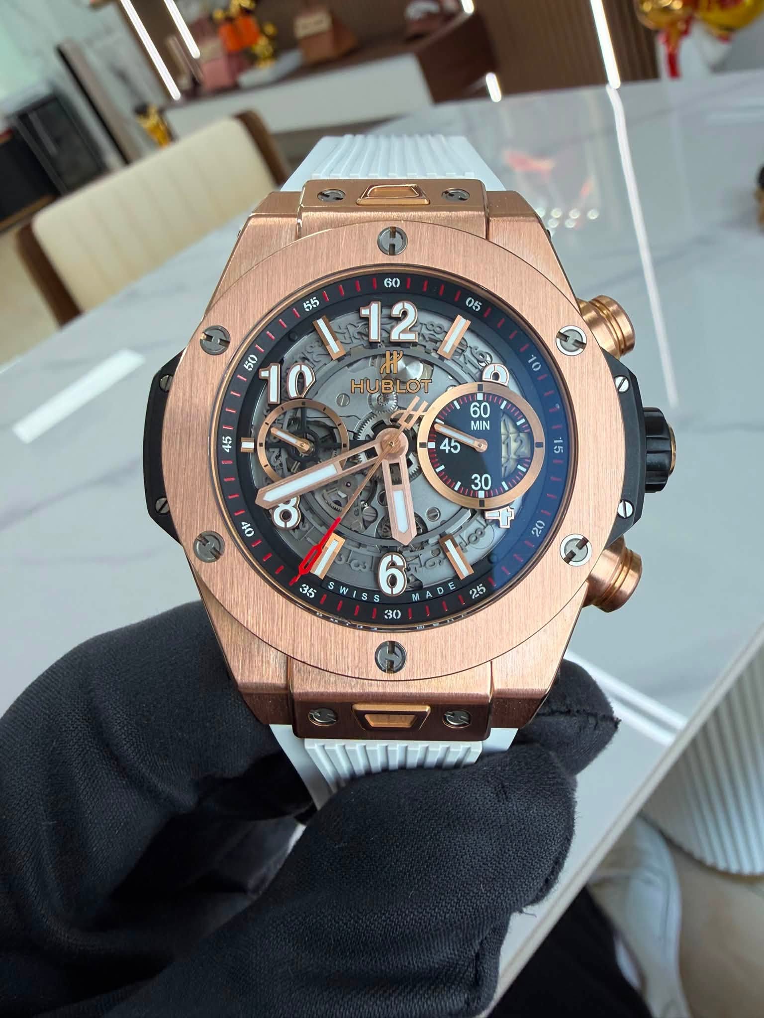 May be an image of wrist watch and text that says ' লুসা HUBLOT の 10 45 60 MIN 45 15 or 30 ap الرمام 20 O 6 AD 25 S 30 95 Tammny'
