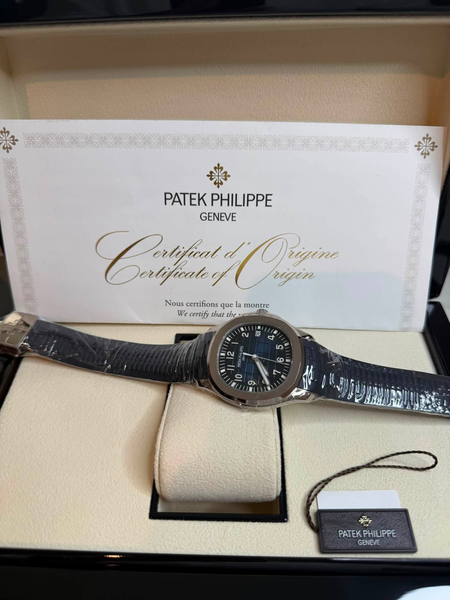 May be an image of wrist watch and text that says '楽 PATEK PHILIPPE GENEVE Caatfu Dertificate Orzin rigin Nous ertifions que Nous.centifionsquelamontre la montre We certify that…