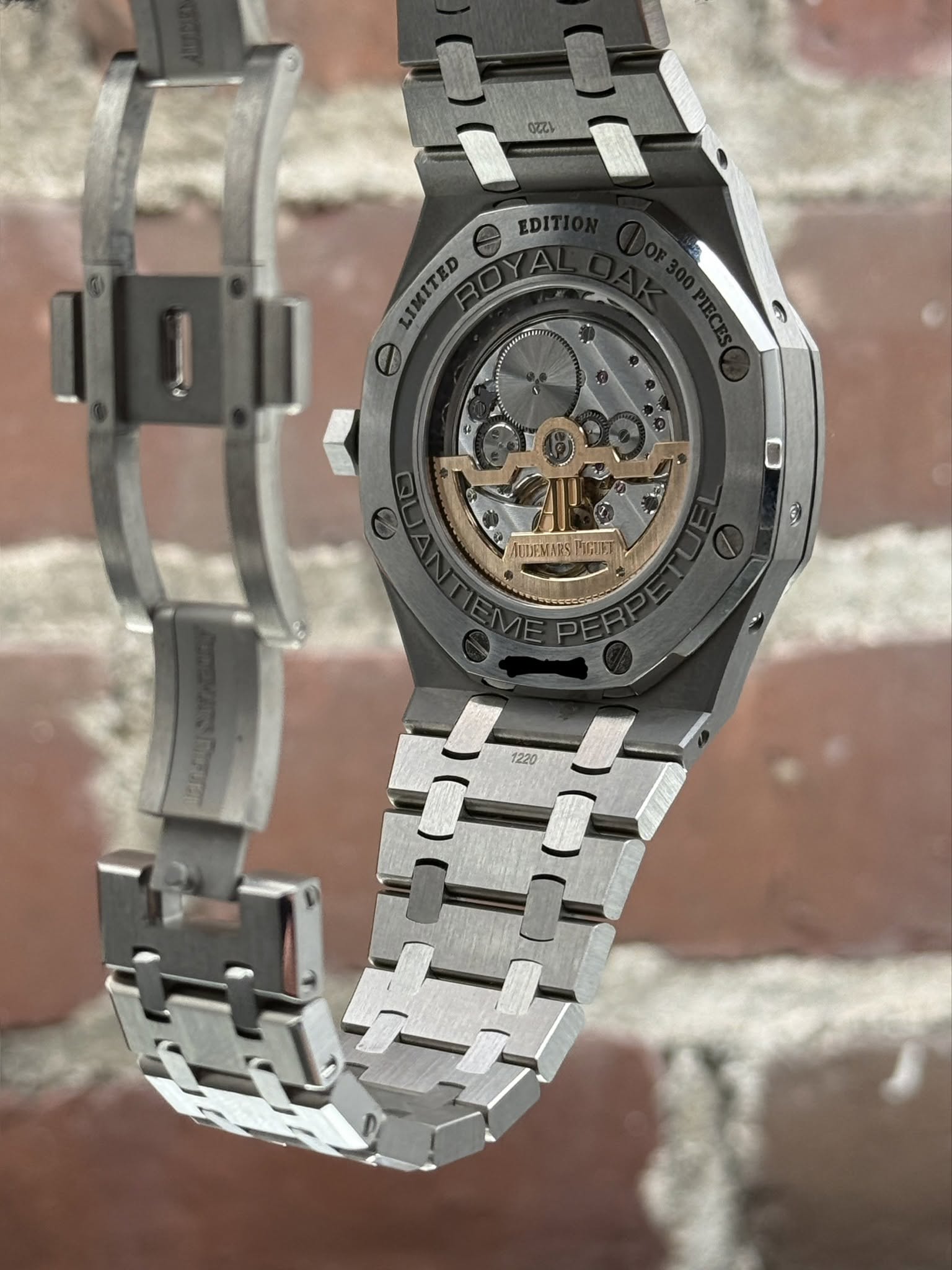 May be an image of wrist watch and text that says 'EDI 30 C 1220'