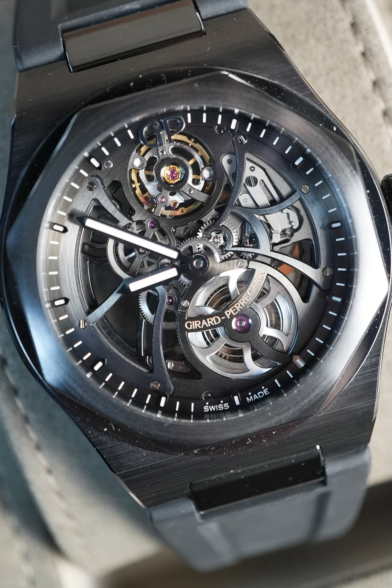 May be an image of wrist watch and text that says 'कਮ ماله N 超風防 1 PERR GIRARD MADE ร์พเรร'
