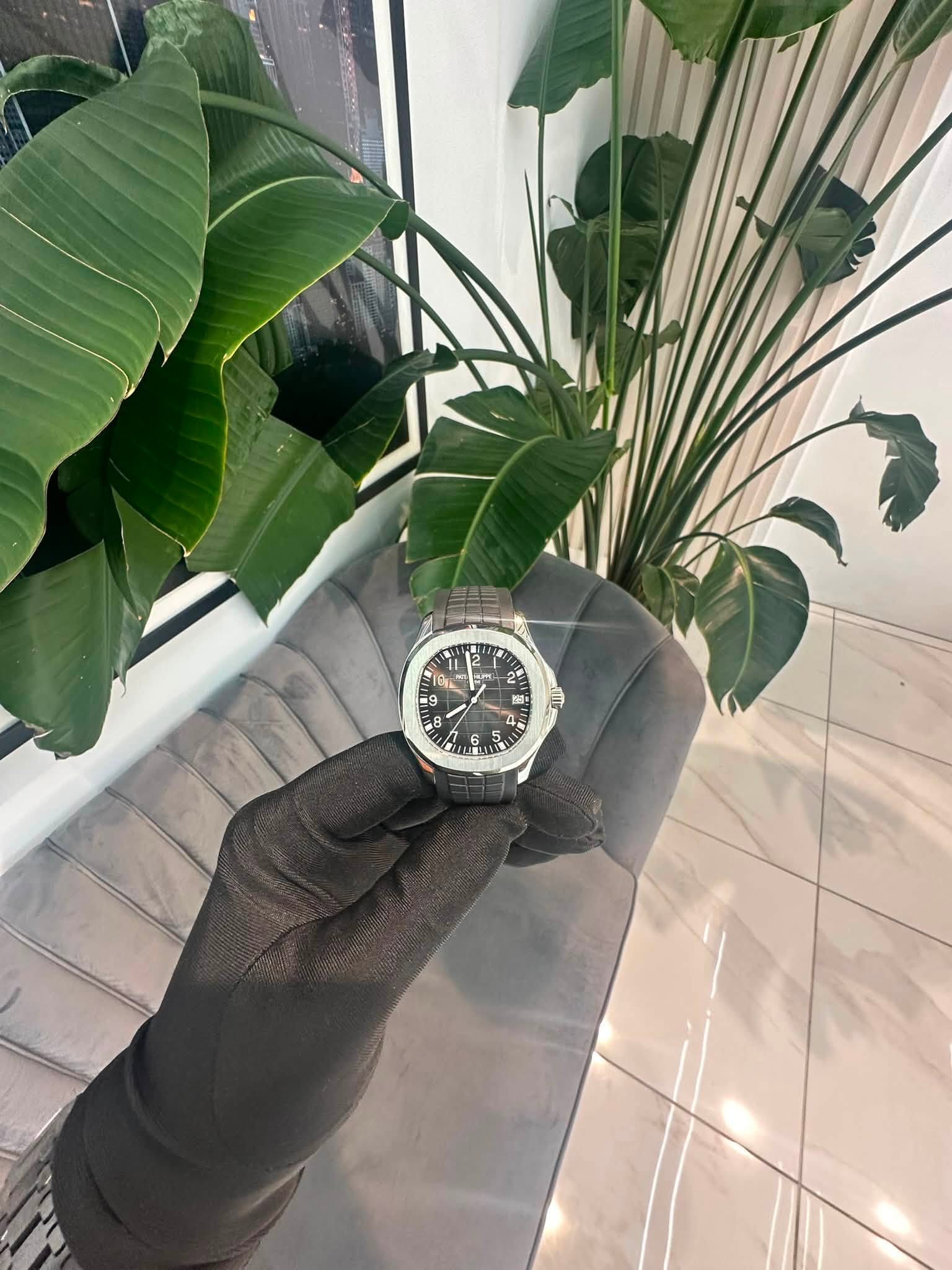 May be an image of wrist watch and text that says 'L 2 m P E m 3'