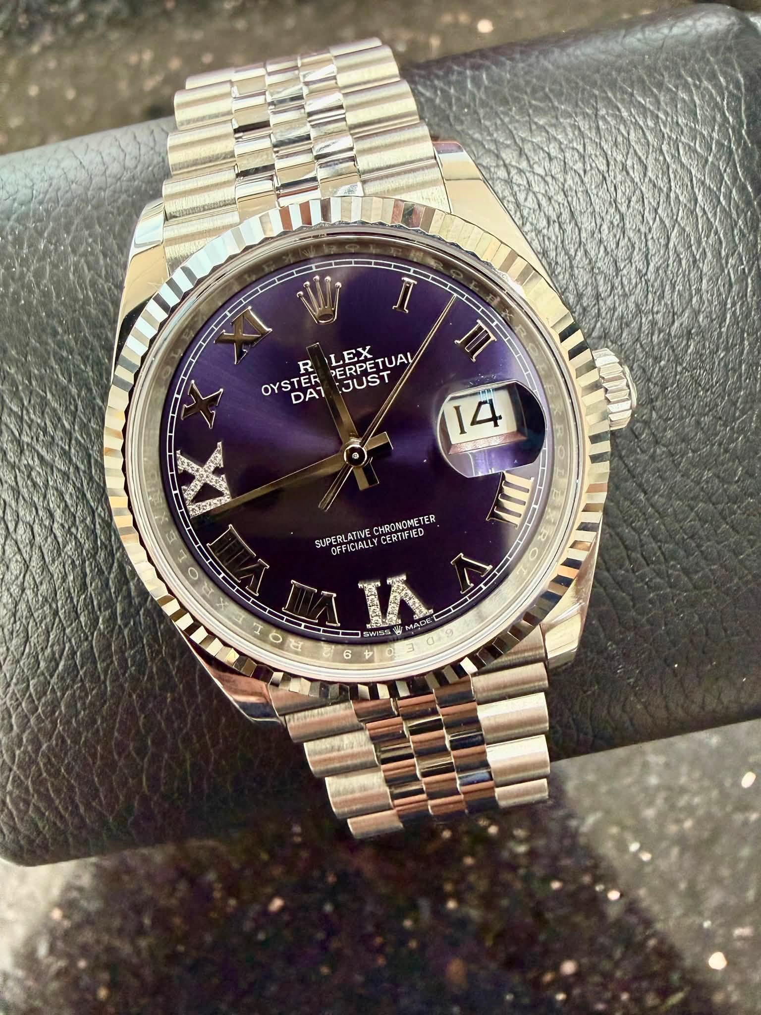 May be an image of wrist watch and text that says 'I XI V LEX OYSTER R PERPE ETUAL PERPETUA OYS 7 JUST π 4 TO E E O 川 CHRONOMETE SUPERLATIVE OFFICIALLY CERTIFIED IA ちきけコ'