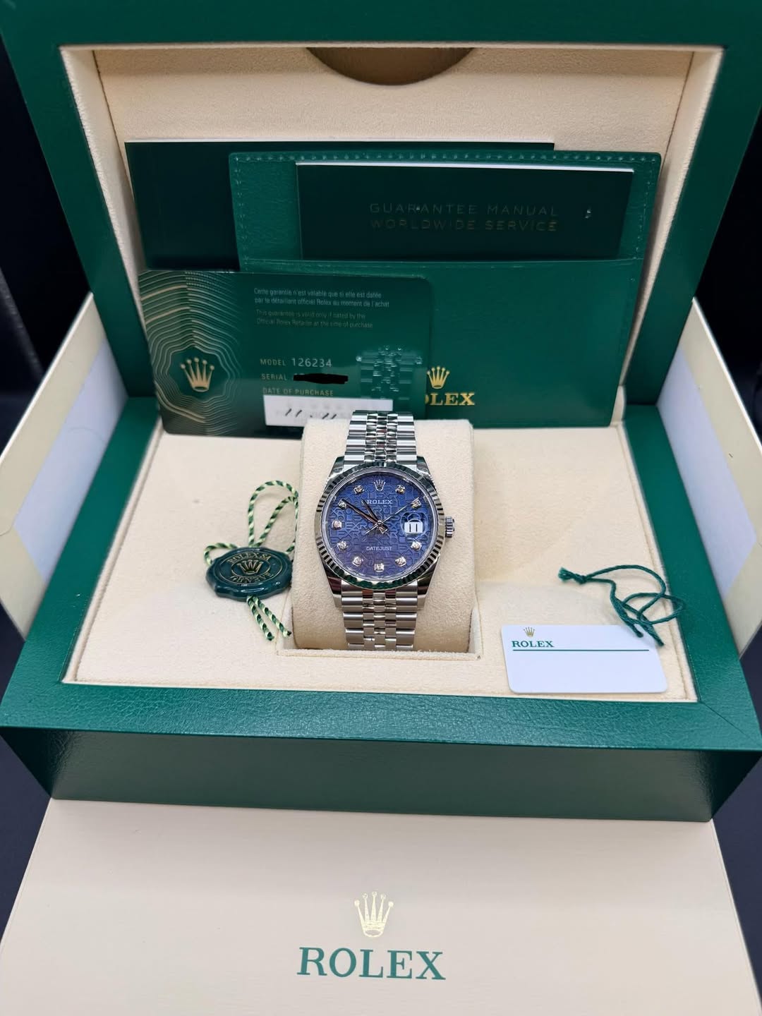 May be an image of wrist watch and text that says 'LEX E S 開 بل له ا غ C e W さ S ပ !I AP & お + ROLEX 101 E.X ROLEX'