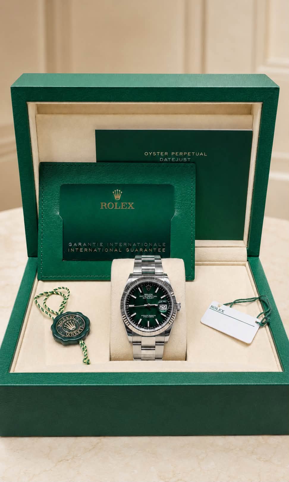 May be an image of wrist watch and text that says 'OYSTERPERPETUAL TUAL / م 29 R Aл Lm Tи ROLEX あいぽ'