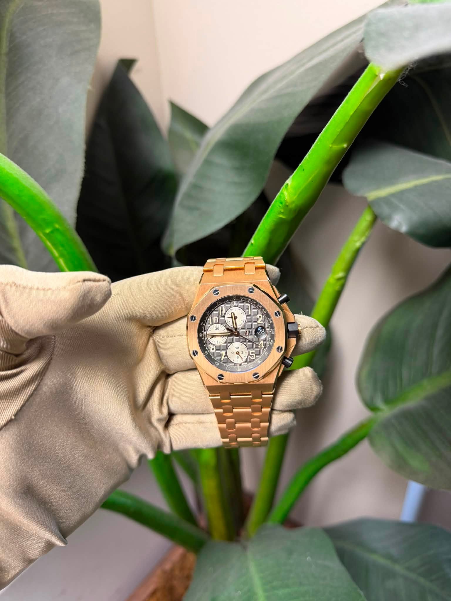 May be an image of wrist watch and text that says 'a M > = V す 1 C'