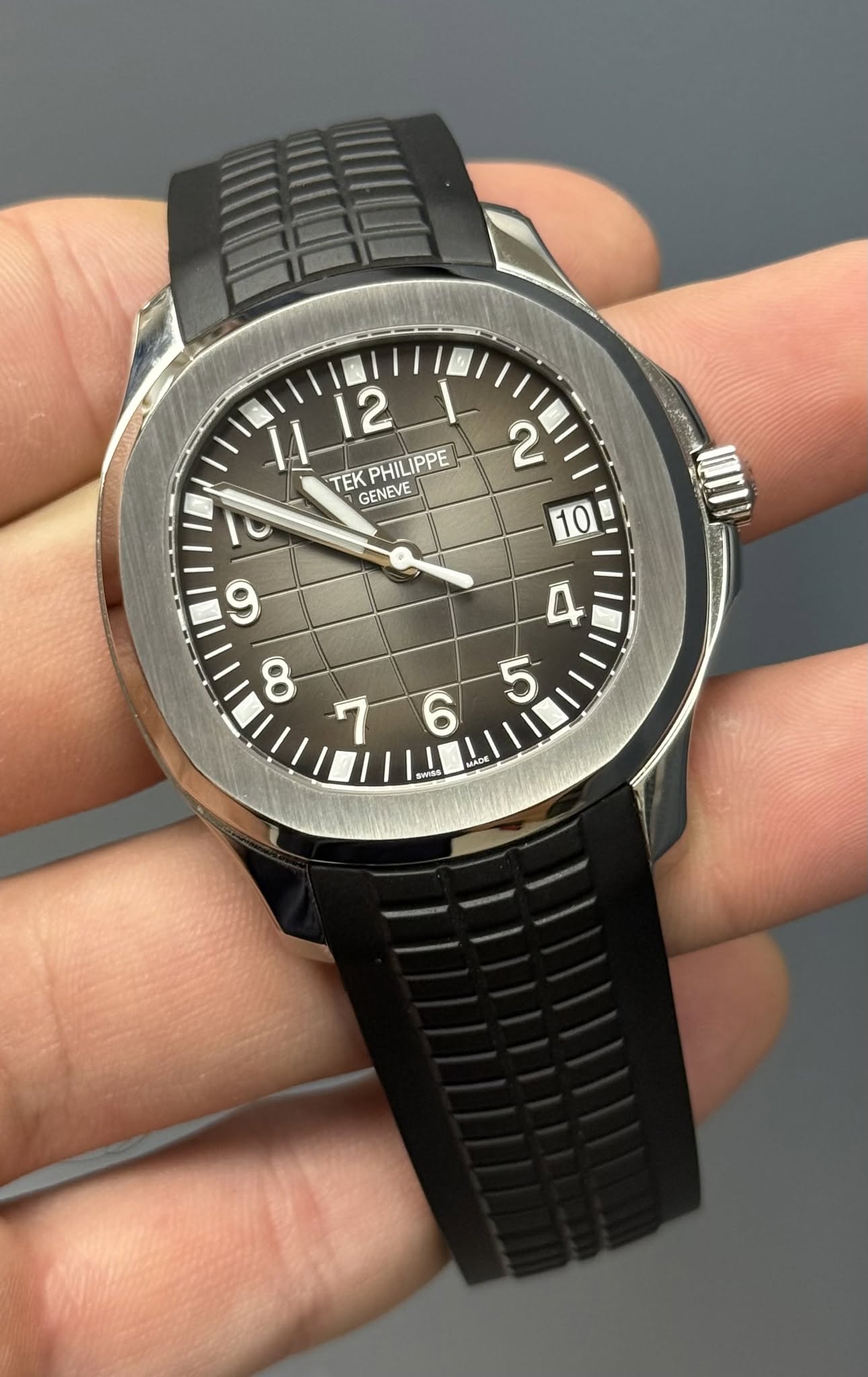 May be an image of wrist watch and text that says 'I1 TEKPHILIPPE TEK PHILIPPE 12 GENEVE 2 10 4 5 IN 9 II 0 7 รด5 MADe'