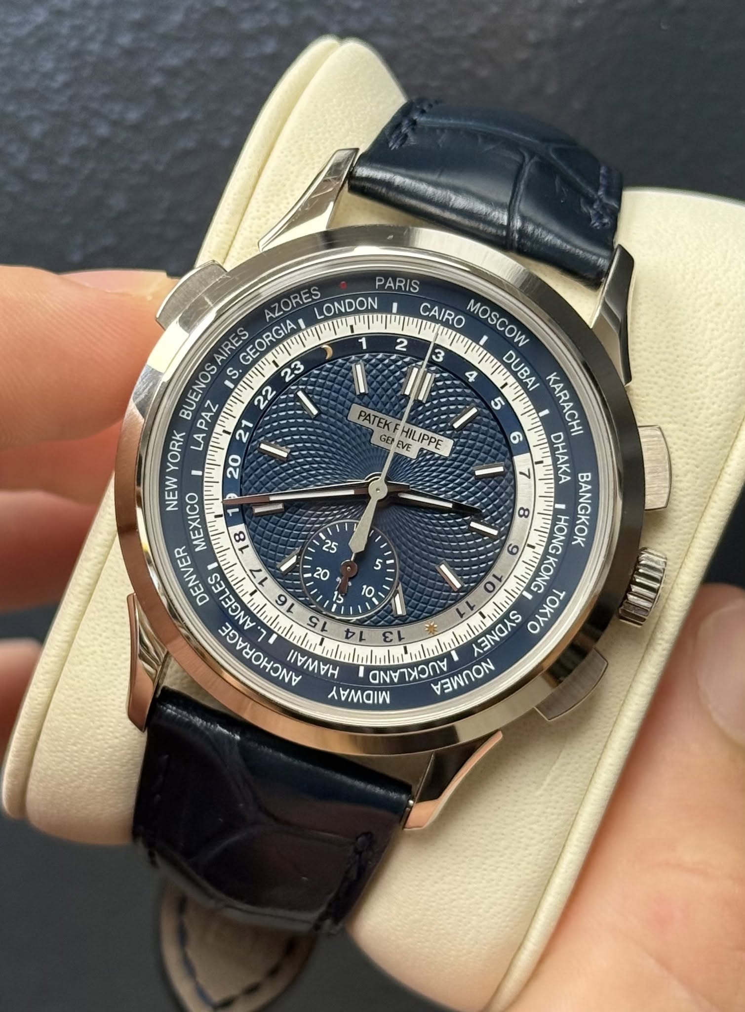 May be an image of wrist watch and text that says '火ラパの.リか? PATEK GER EVE HILIPPE PARIS AZORES LONDON CAIRO MOSCOW AIRES GEORGIA 2 3 BUENOS PAZ 21 23 4 DUBAI KARACHI 22 5 YORK ๑…