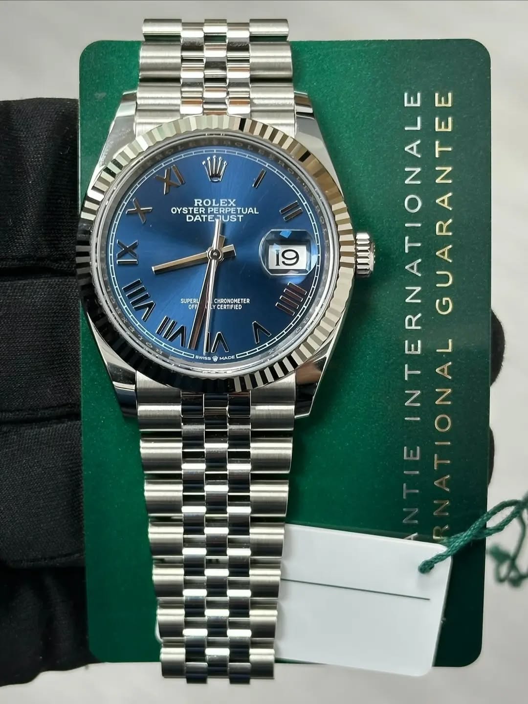 May be an image of wrist watch and text that says 'W ROLEX OYSTE RPERPETU ERPETUAL TUAL DATE DATEMUST JUST 4 19 SUPERIL CET CHRONOMETER CERTIFIED VI SWISS MADE EINTERNATIONAL z…