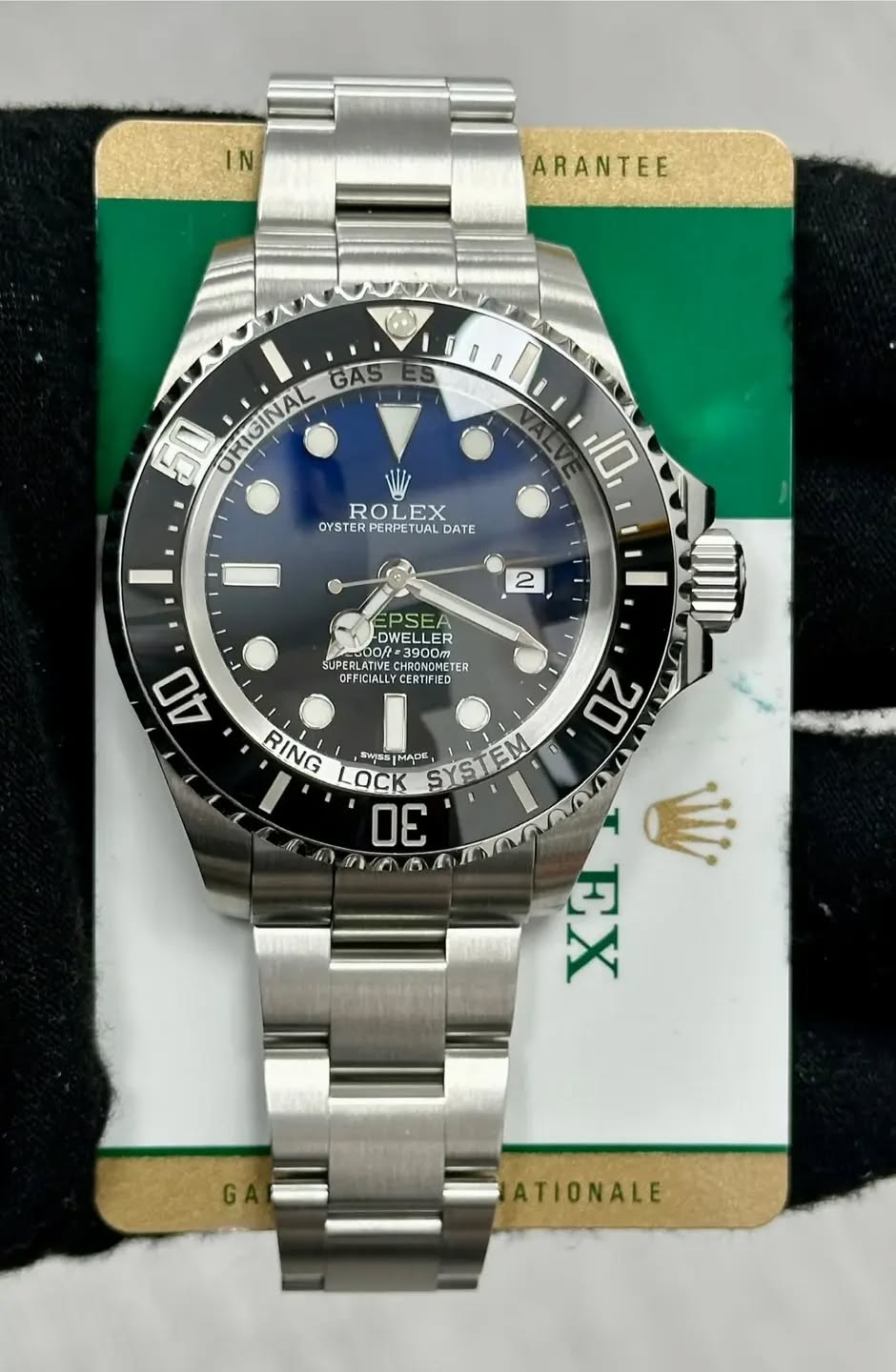 May be an image of wrist watch and text that says 'IN ARANTEE 50 ORIGINAL GAS ROLEX ROL OYSTERPERPETUALDATE OYSTER OYSTERPERPETI PERPETU TUAL DATE 10 2 4O 1 DWELLER DWELTED PSEA…