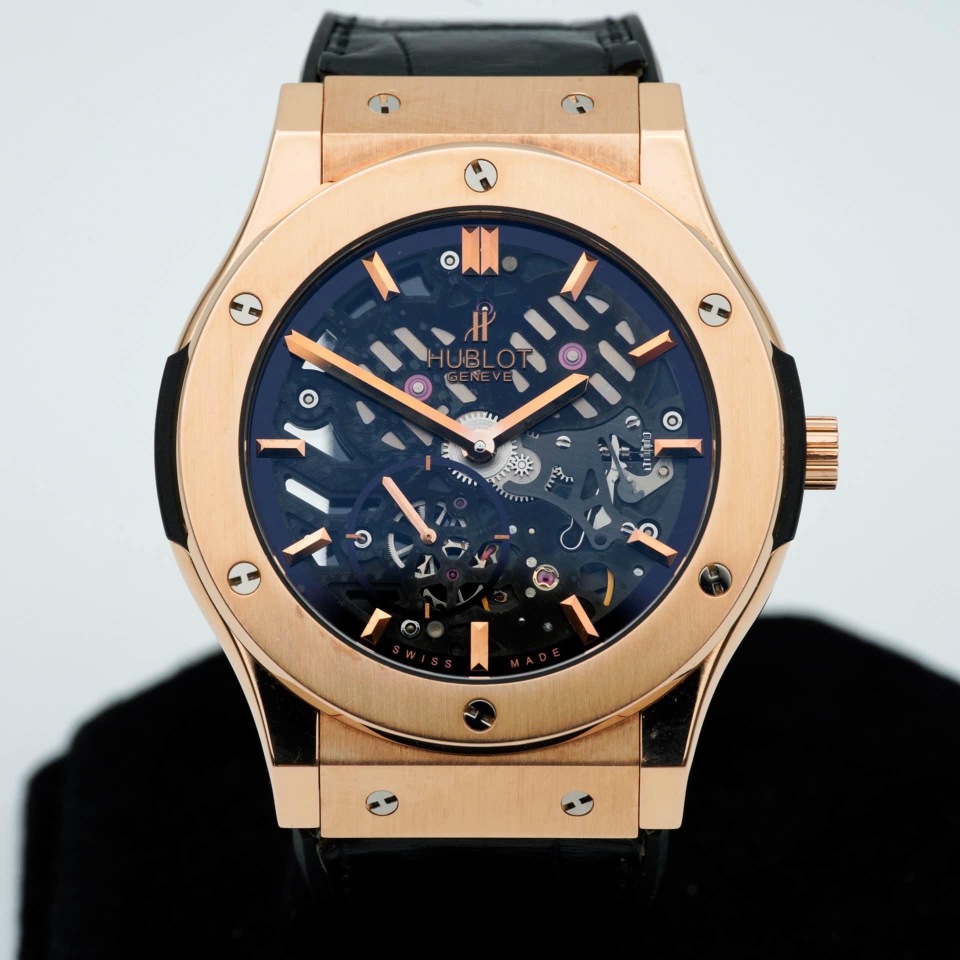 May be an image of wrist watch and text that says 'O 人 O a o H r'