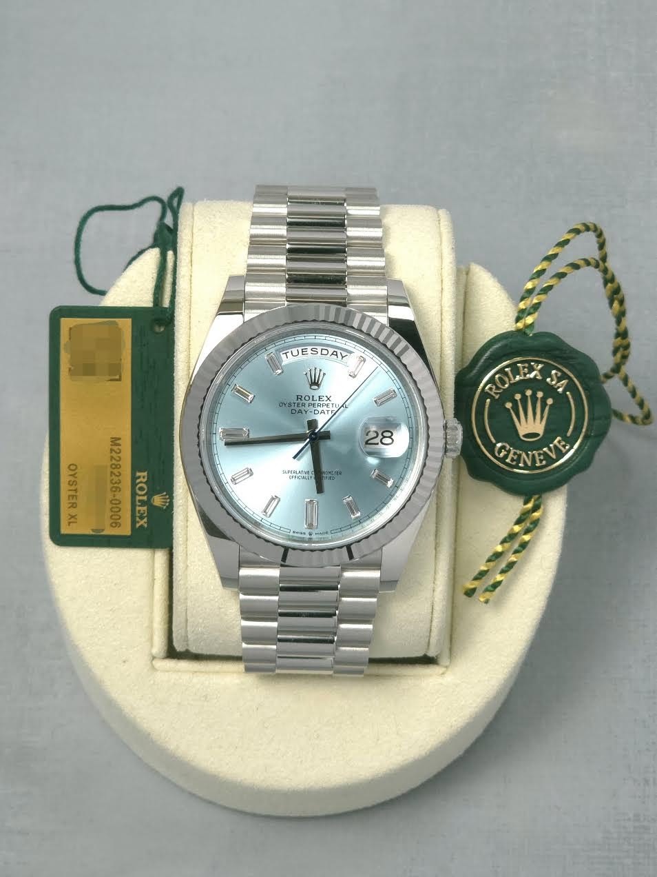 May be an image of wrist watch and text that says 'TUESDAY I DYS RO DYSTER NSTERPERPE ROLEX ERPETU oCTb EX Da DAY DAT แต DATT a 28 8 S KRIATNES ROLE SA Wyj GENEVE STE OYSTER XLโฆ