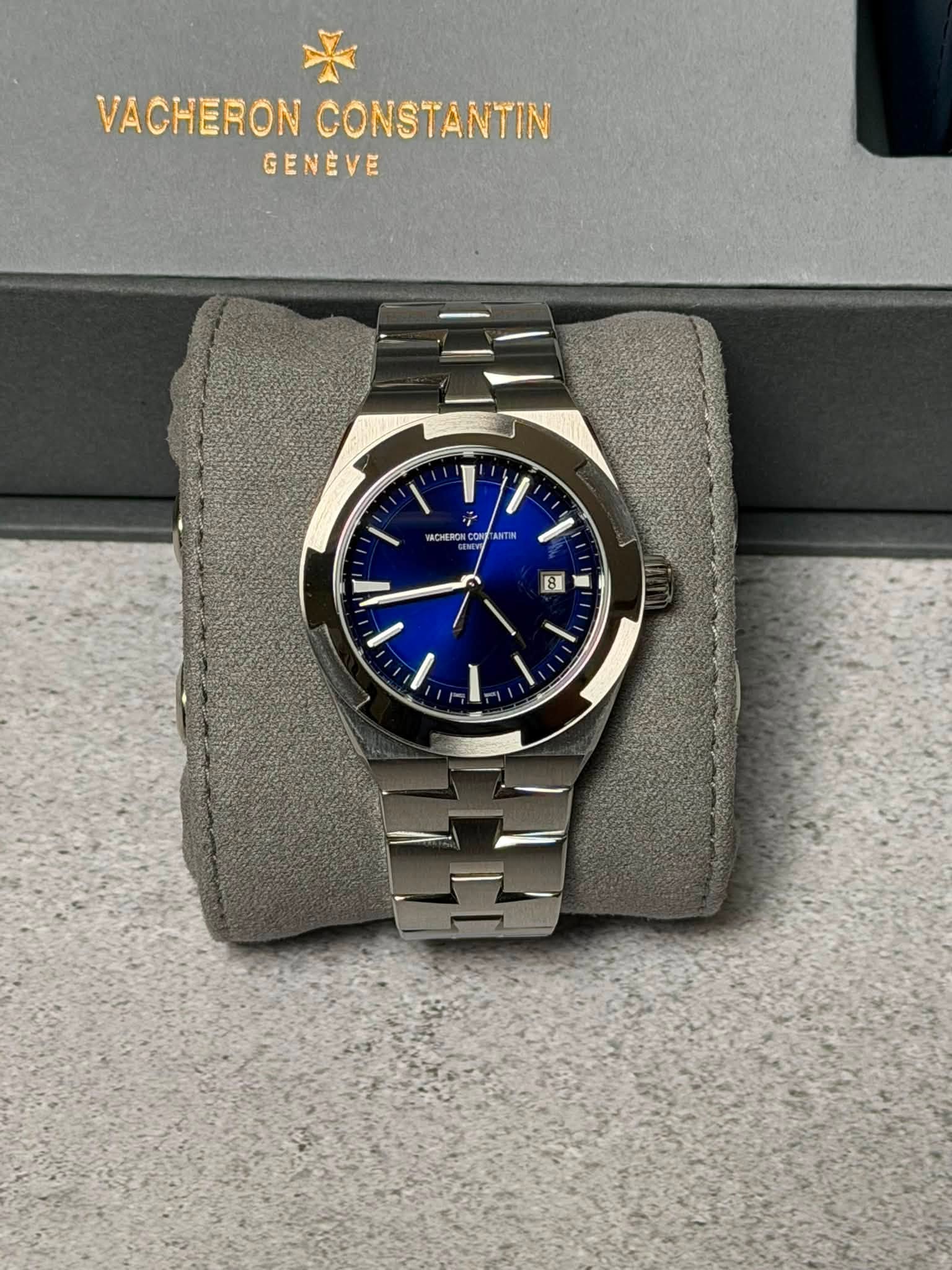 May be an image of wrist watch and text that says 'VACHERON VACHERONCONSTANTIN CONSTANTIN GENEVE GRCC ONT ANTIN ANTION B'