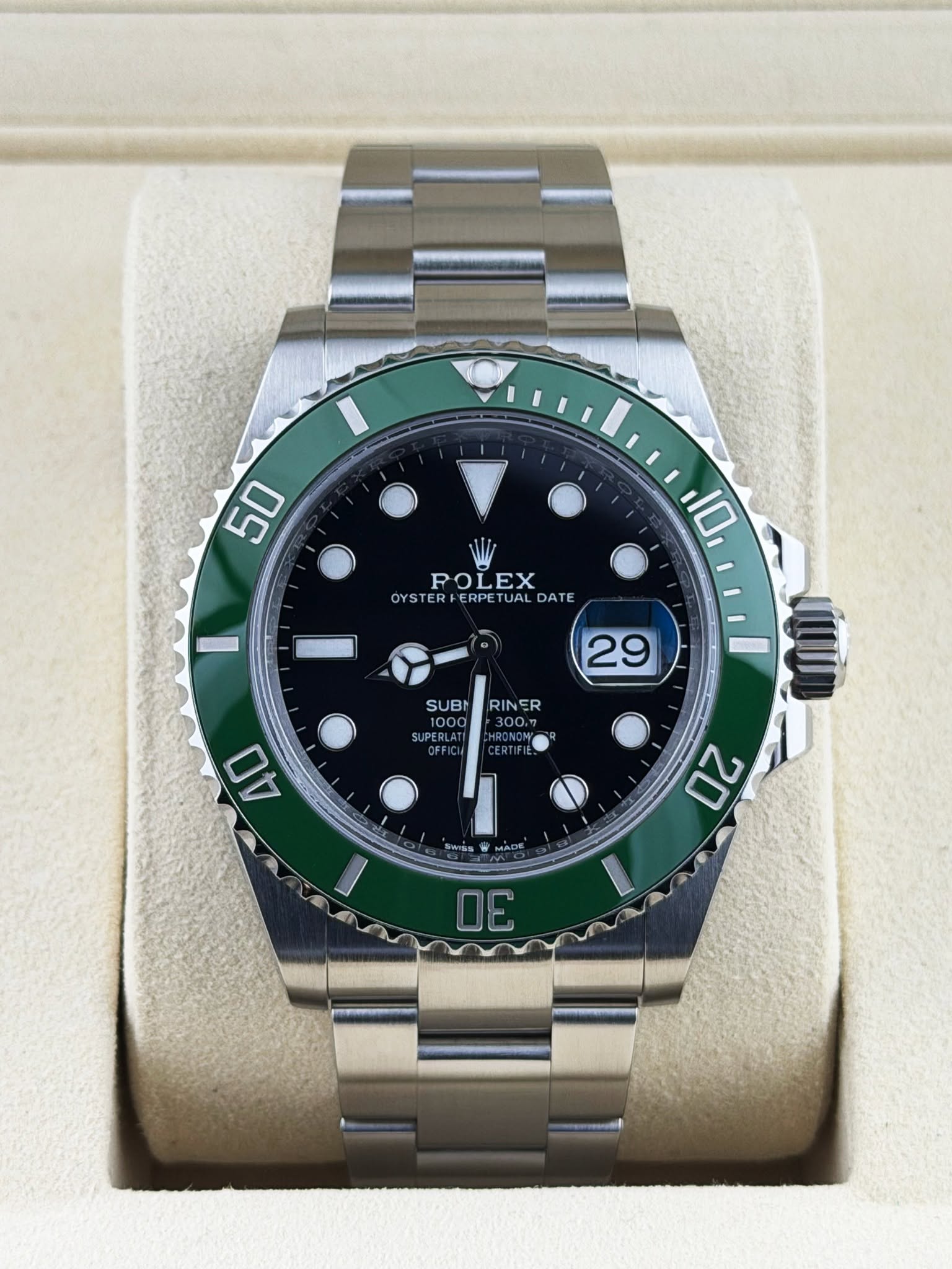 May be an image of wrist watch and text that says '50 ROLEX OYSTER+ERPETUALDATE ER ERFERP OYS STERF ERPE TUAL DATE 10 29 SUBNRINER SUB RINER 1000 ¥ . SUPER SUPERLAT HRONOM 40 A…