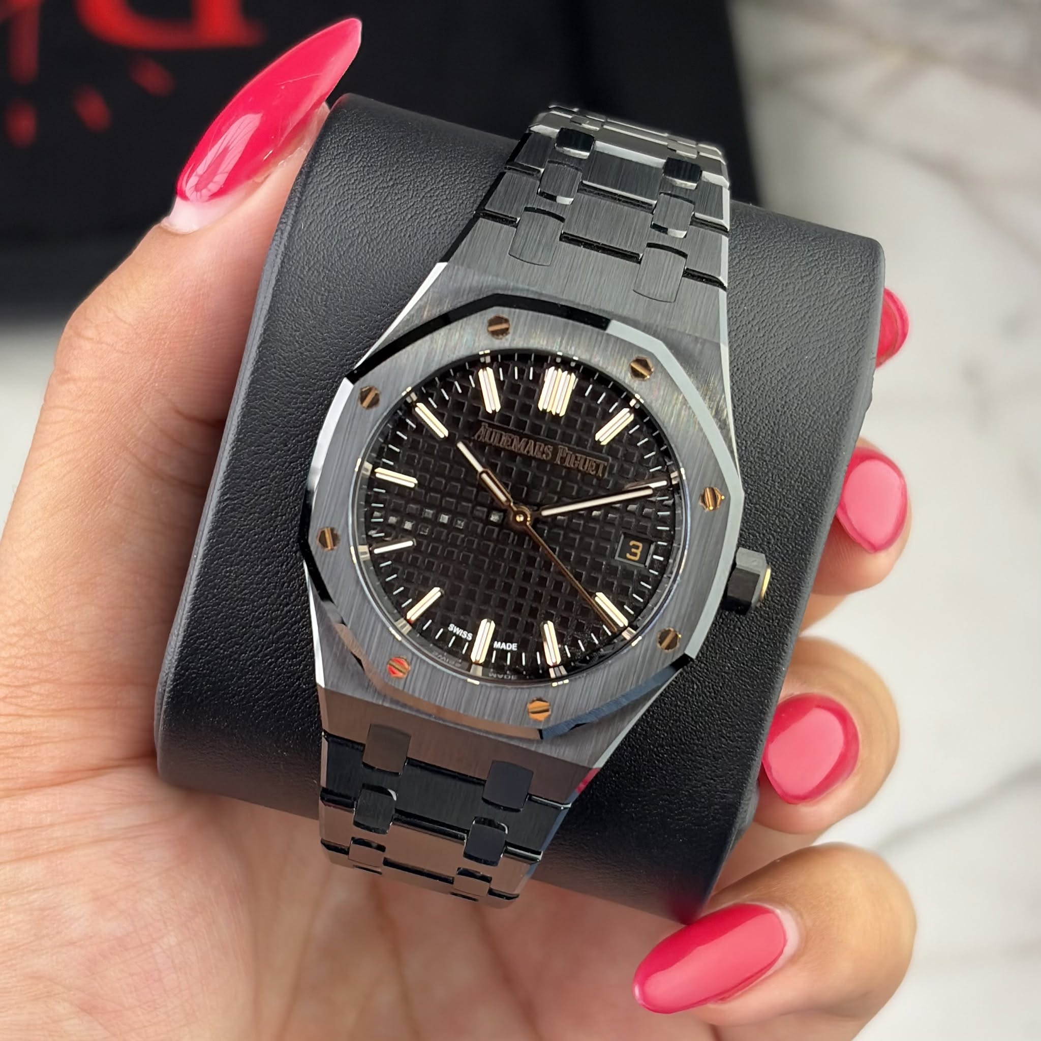 May be an image of wrist watch and text that says 'ነ に 今 E l'
