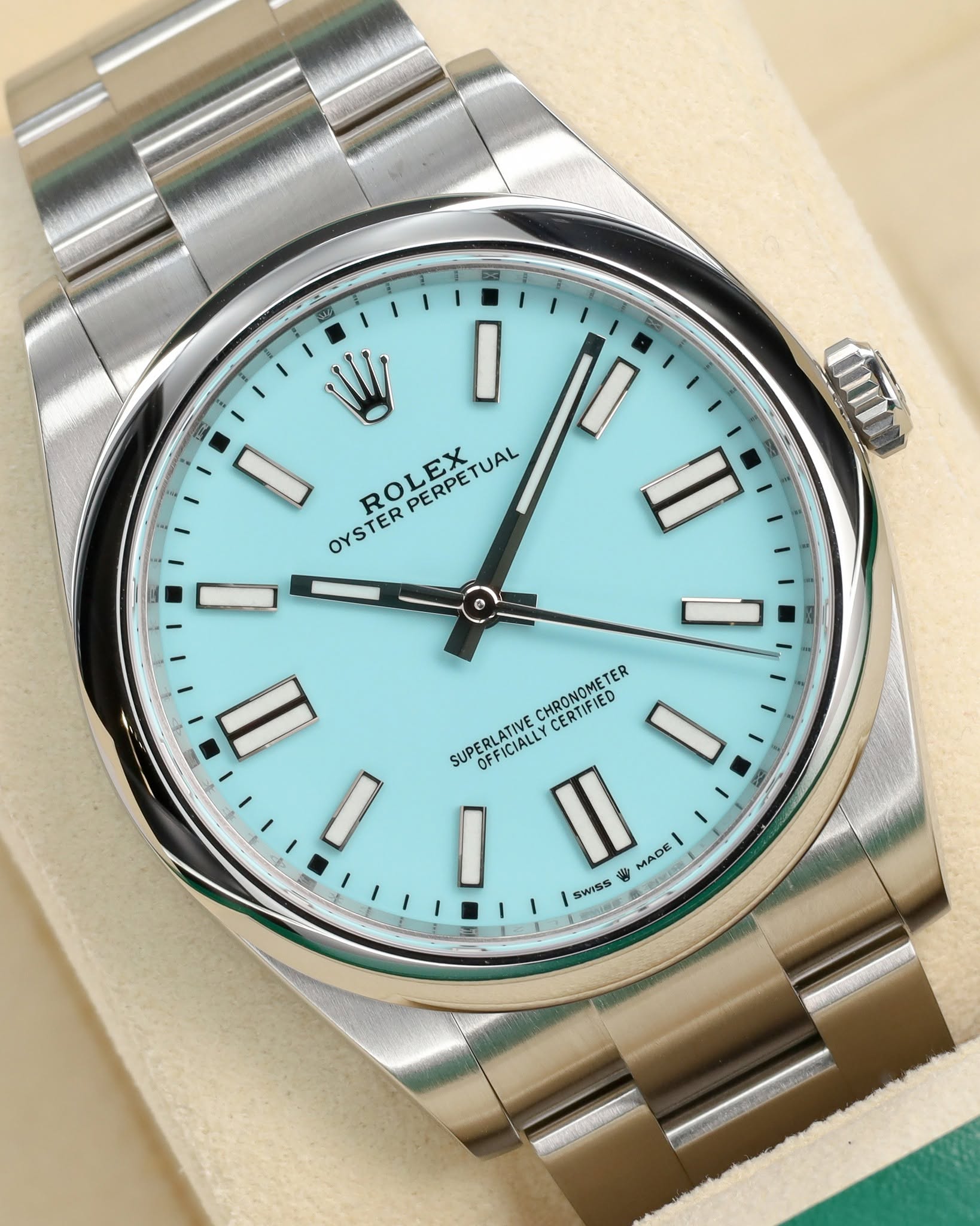 May be an image of wrist watch and text that says 'I N0 ROLEX OYSTERPERPETUAL PERPETUAL PERPETUAL OYSTER CHRONOMETER ER SUPERLATIVE CERTI CERTIFIED OFFICIALLY I I I SWISS W 台 MADE'