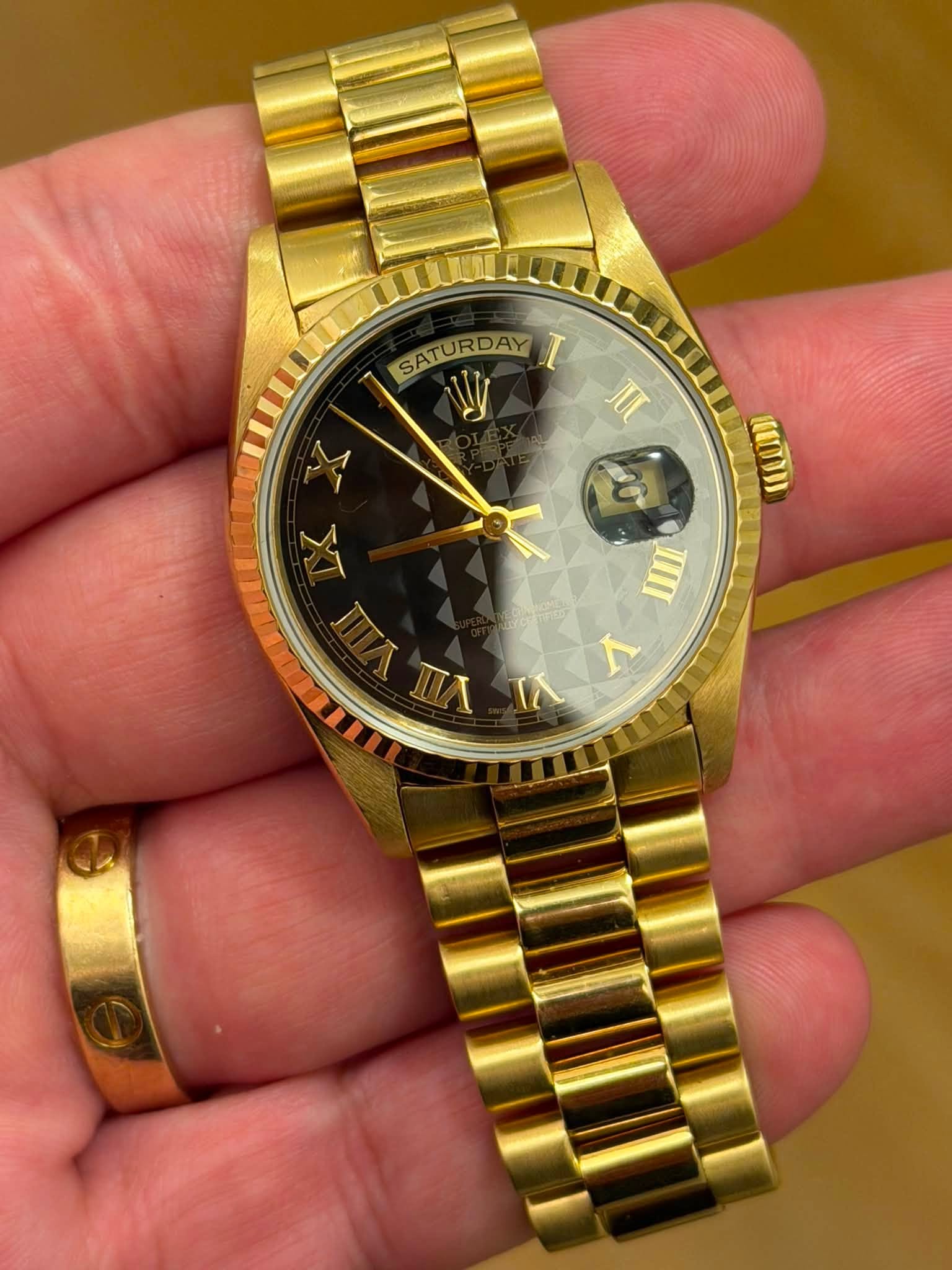May be an image of wrist watch and text that says 'SATURDAY I V y JII M 10000) III nЛK ۱٨ <'
