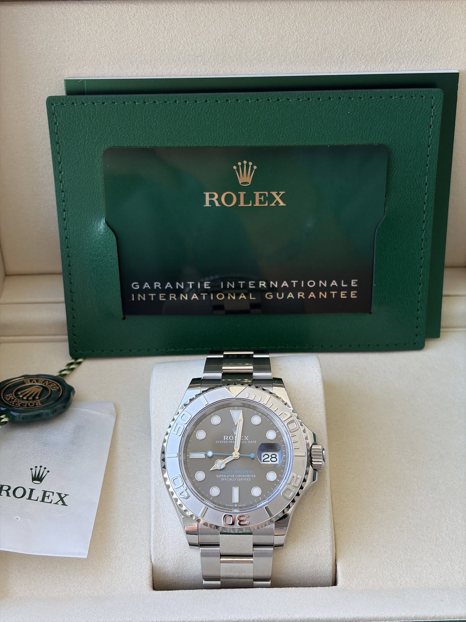 May be an image of wrist watch and text that says 'ROLEX GARANTIE GARANTIEINTERNATIONALE INT NTERNATIONALE IN INTERNATIONAL A INTERNATIONALGUARANTEE ERNATI ONAL GUARANTEE ริร์่ก…