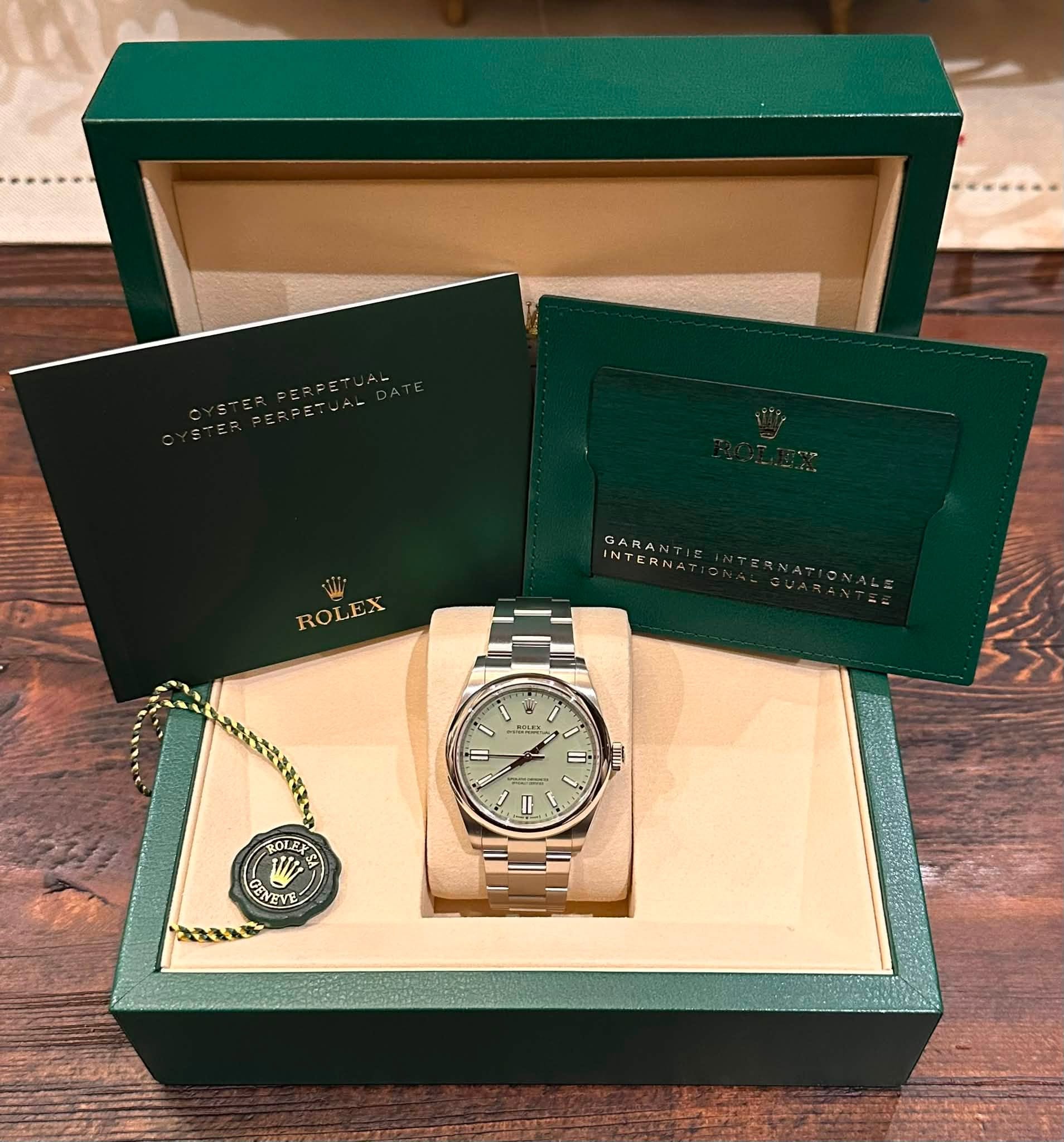 May be an image of wrist watch and text that says 'GARA INTERNA ROLEX 6 S ROLEX S CEN GENEVE'