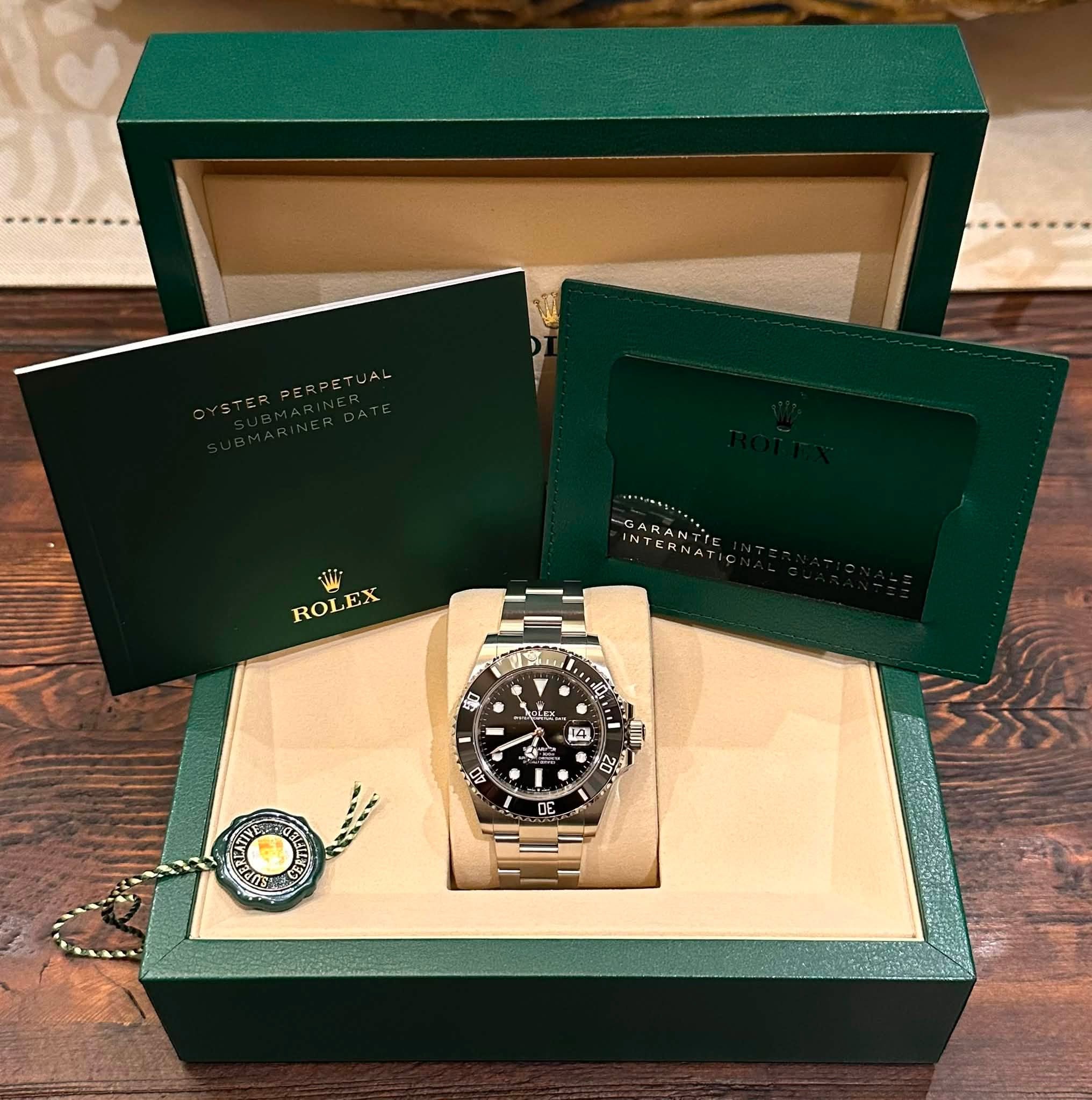 May be an image of wrist watch and text that says 'YSTERPERPETUAL PERPETUAL GARANTIE NTERNAT ROLEX RO ROLEX - haLe kss 14 30 2 0E'