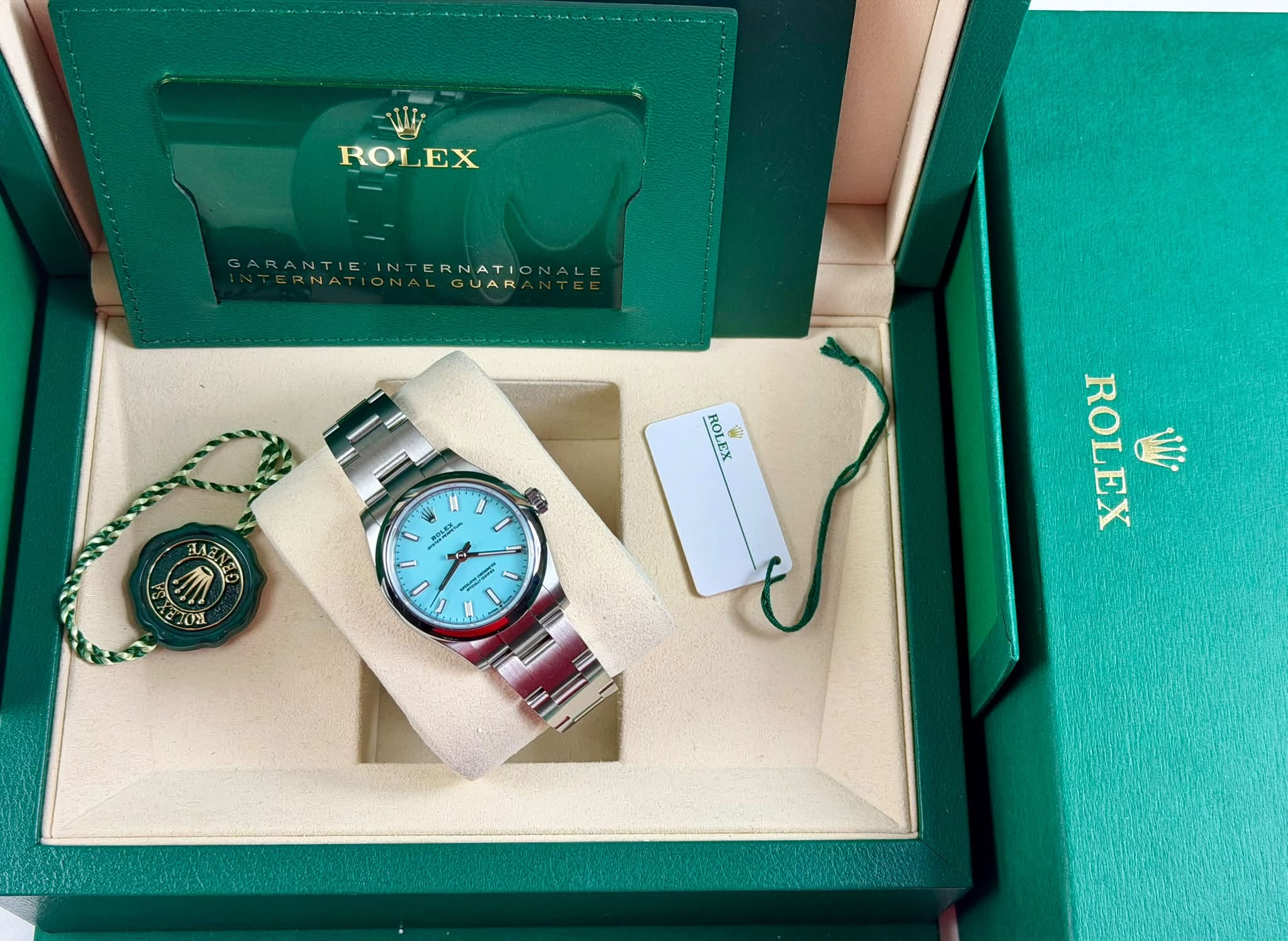 May be an image of wrist watch and text that says 'NLy ROLEX GARANTIEI INT ERNAT GARANTIRINTERNATIONALI ON RNATION ROL ROLEX 밀 4 おみ焼 A Buo O0 ROLEX W'