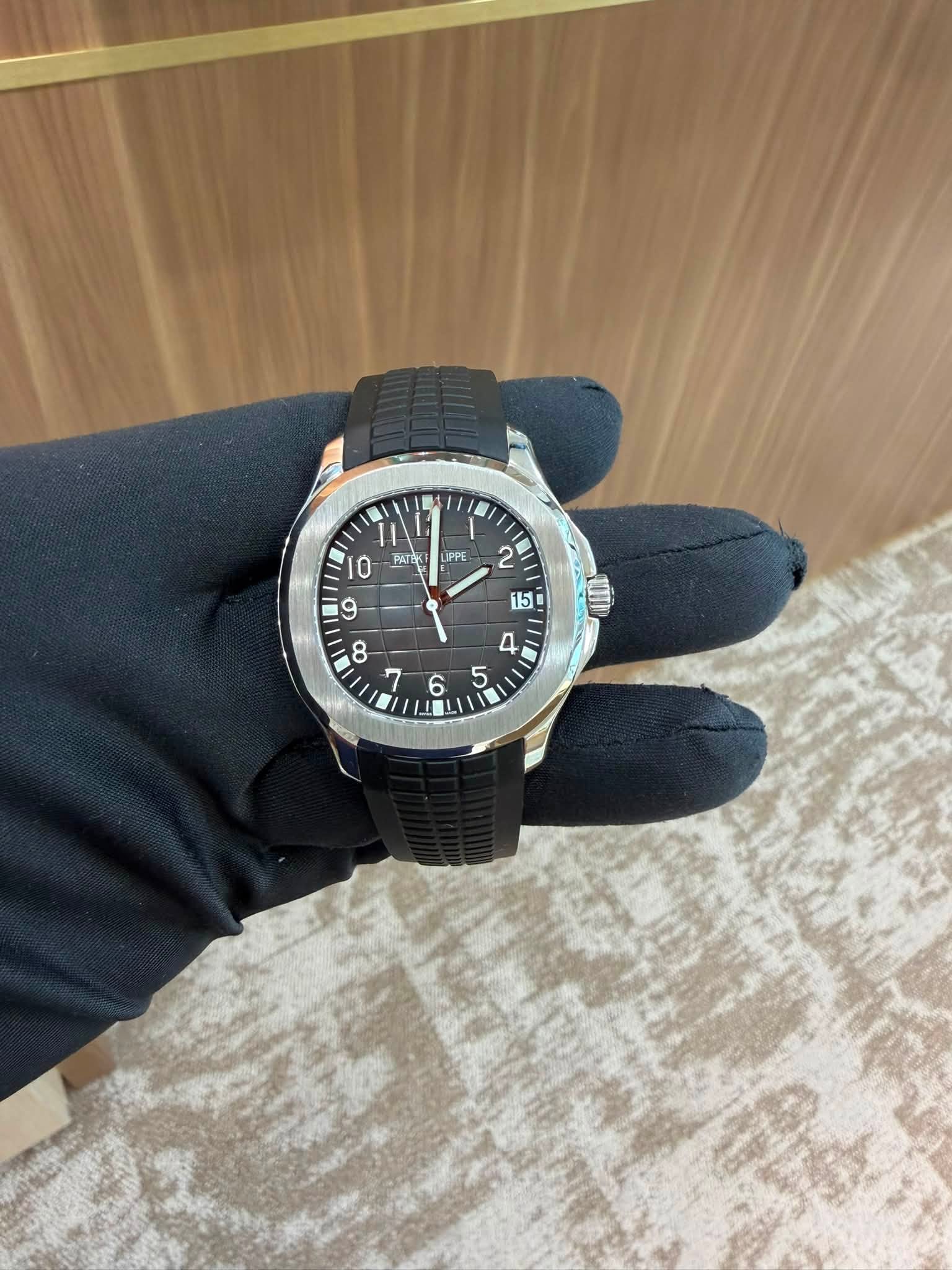 May be an image of wrist watch and text that says 'PATEK IPPE PPE 2 10 ٥ '