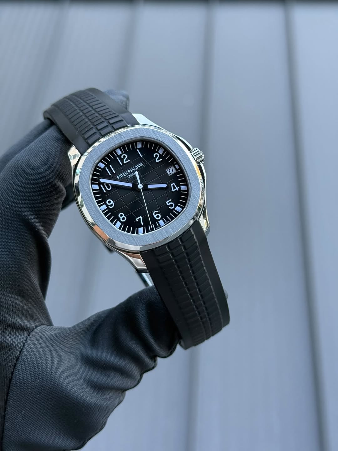 May be an image of wrist watch and text that says '2 自慧春 2 UPPE PHILIPPE きだ PAIEN U 9 20 D 8 ហ O ף'