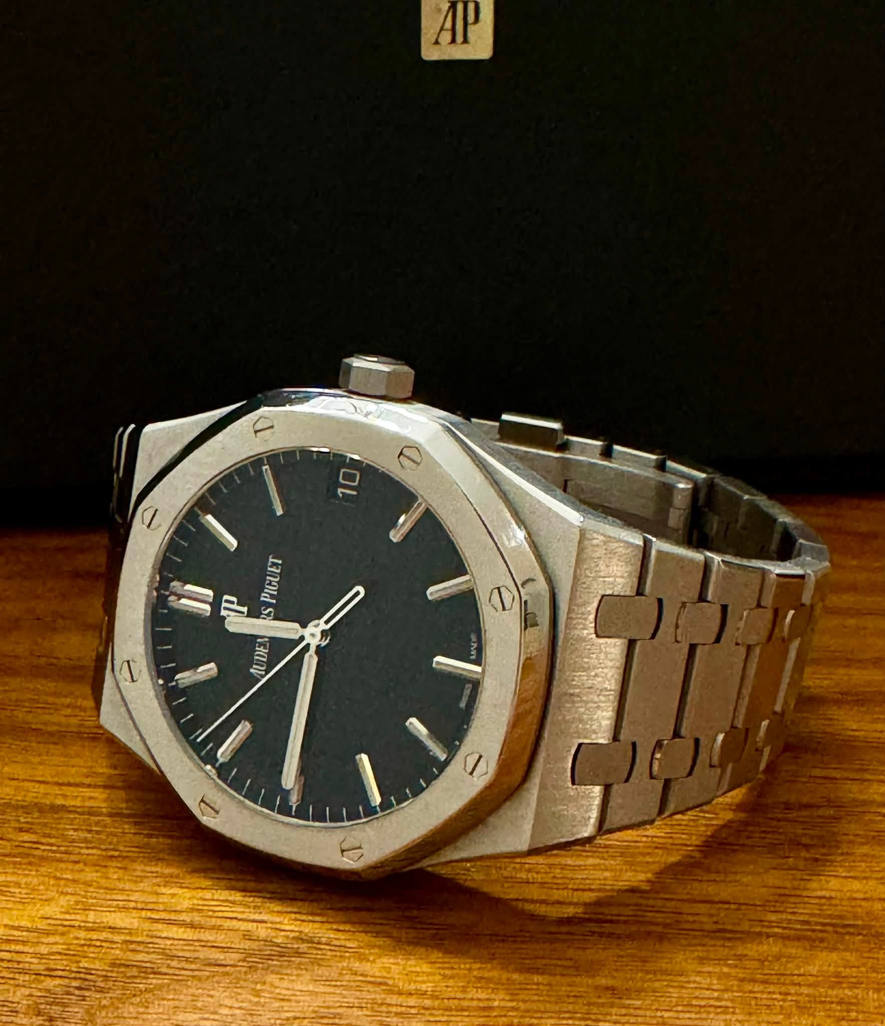 May be an image of wrist watch and text that says 'AP - 10 e = ii ዋ PIGUET Z ن LUDE ل ١ H'