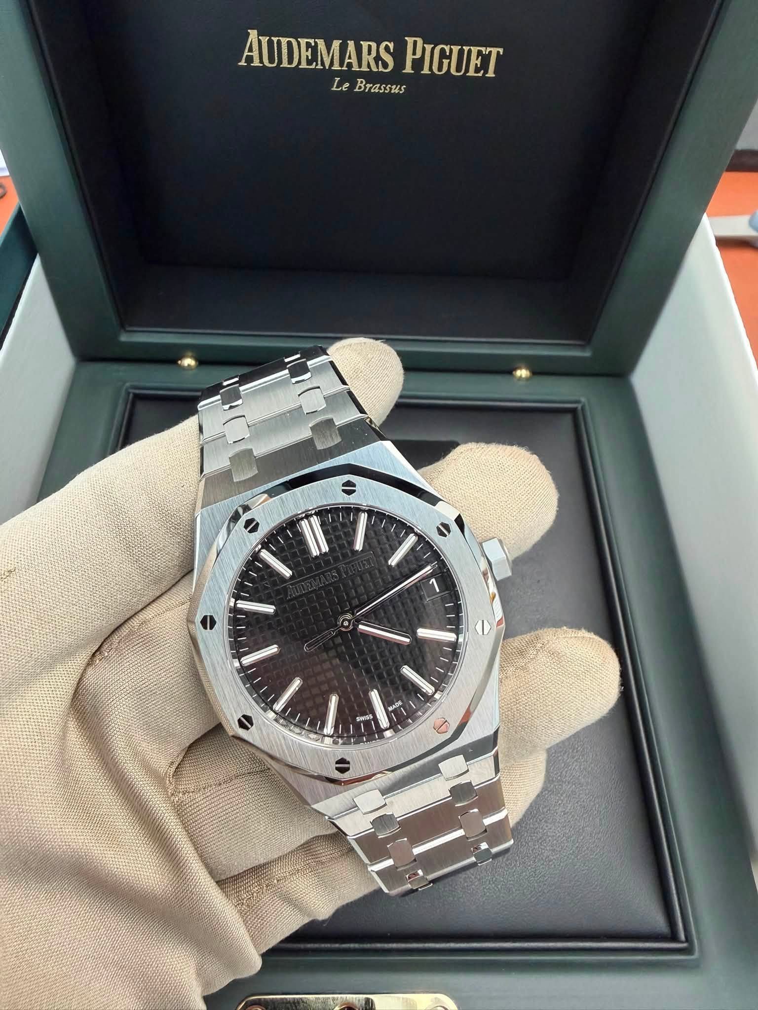 May be an image of wrist watch and text that says 'AUDEMARS PIGUET LeBrassus Le Brassus 7 ١ ۲'